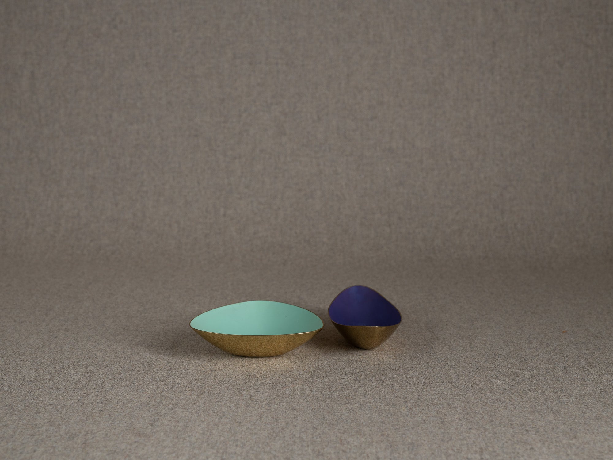 Duo de coupes en laiton de Gunnar Ander pour Ystad Metall, Suède (vers 1957)..Duo of brass bowls by Gunnar Ander for Ystad Metall, Sweden (circa 1957)