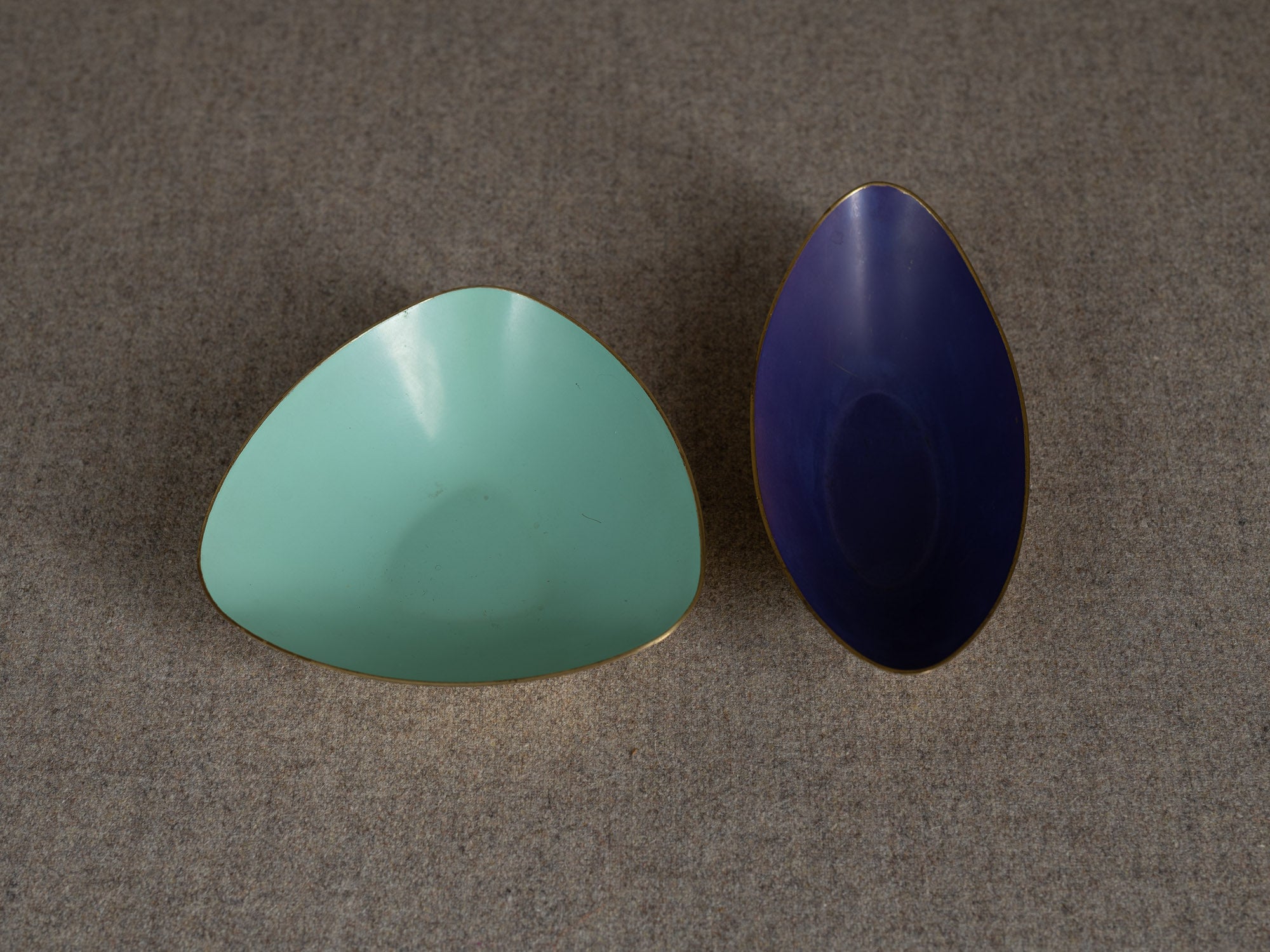 Duo de coupes en laiton de Gunnar Ander pour Ystad Metall, Suède (vers 1957)..Duo of brass bowls by Gunnar Ander for Ystad Metall, Sweden (circa 1957)