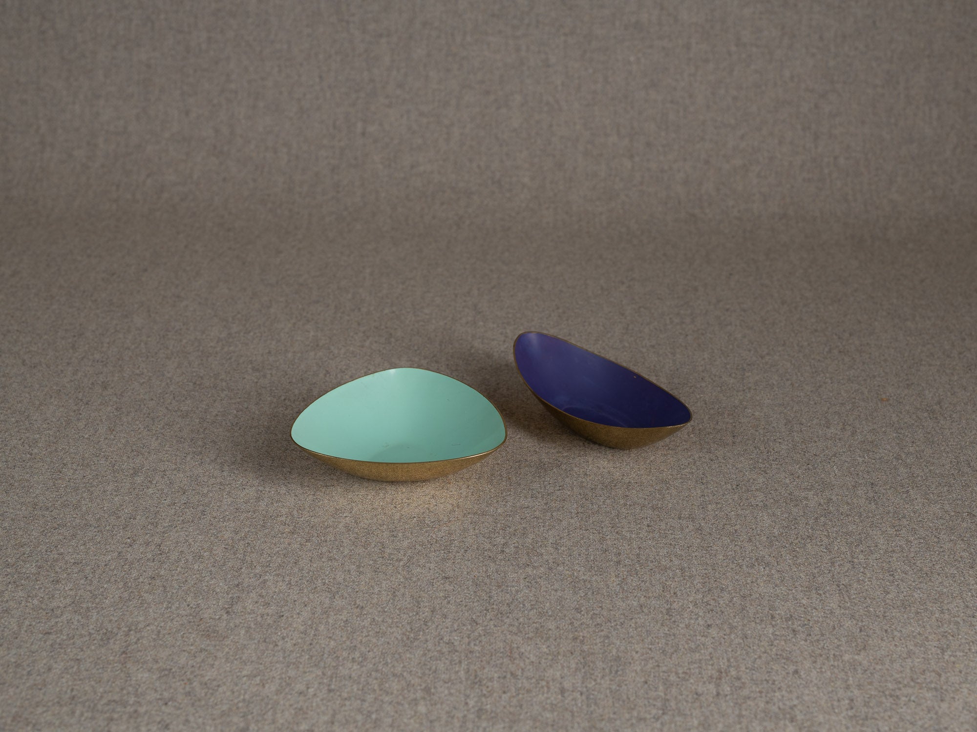 Duo de coupes en laiton de Gunnar Ander pour Ystad Metall, Suède (vers 1957)..Duo of brass bowls by Gunnar Ander for Ystad Metall, Sweden (circa 1957)