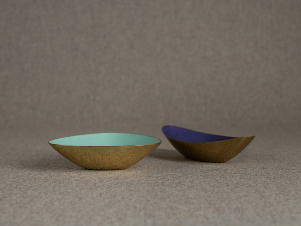Duo de coupes en laiton de Gunnar Ander pour Ystad Metall, Suède (vers 1957)..Duo of brass bowls by Gunnar Ander for Ystad Metall, Sweden (circa 1957)