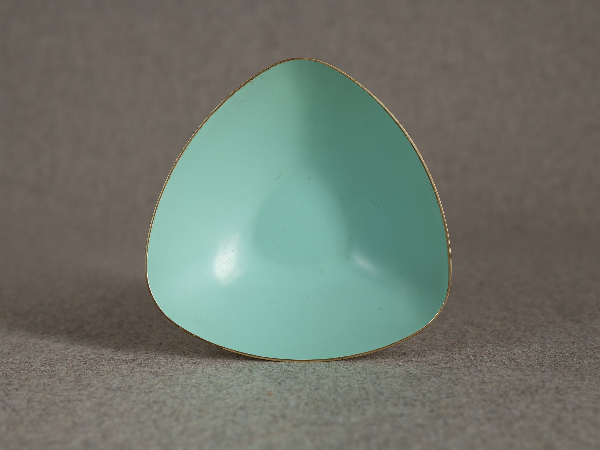 Duo de coupes en laiton de Gunnar Ander pour Ystad Metall, Suède (vers 1957)..Duo of brass bowls by Gunnar Ander for Ystad Metall, Sweden (circa 1957)