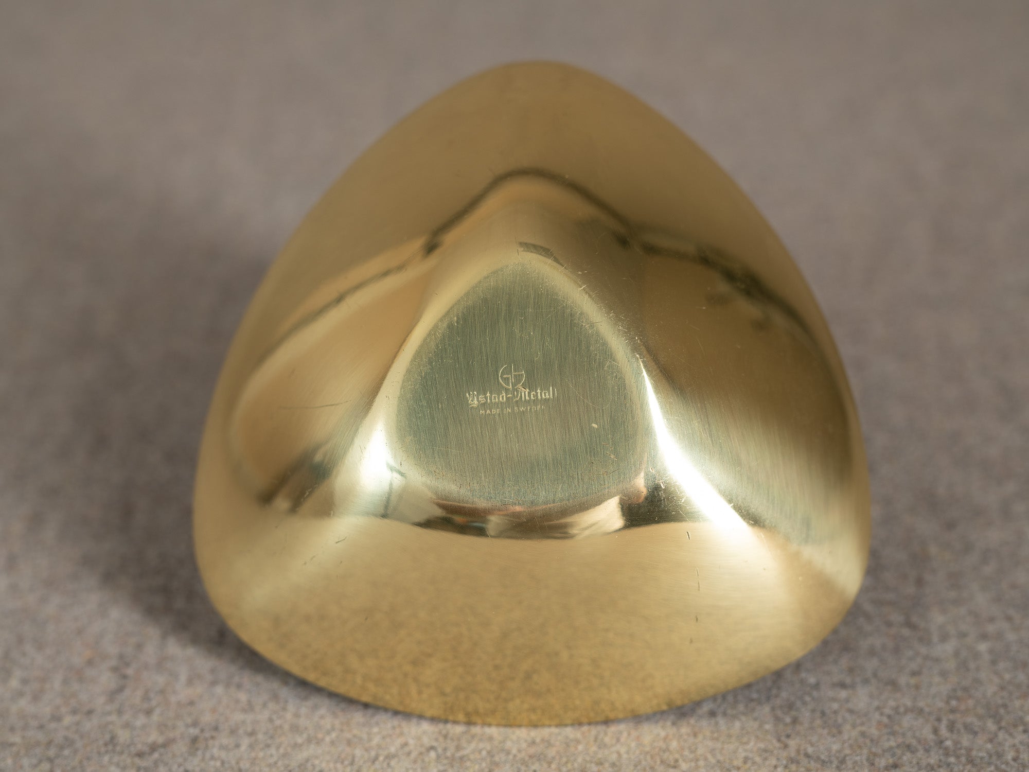 Duo de coupes en laiton de Gunnar Ander pour Ystad Metall, Suède (vers 1957)..Duo of brass bowls by Gunnar Ander for Ystad Metall, Sweden (circa 1957)
