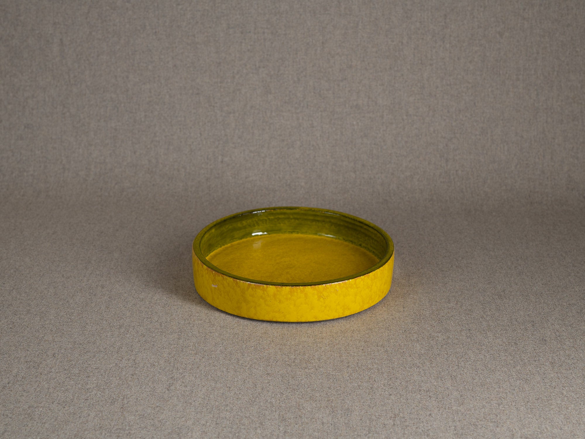 Rare coupe circulaire en faïence par Aldo Londi pour Bitossi, Italie (vers 1960)..Rare earthenware circular bowl by Aldo Londi for Bitossi, Italy (circa 1960)