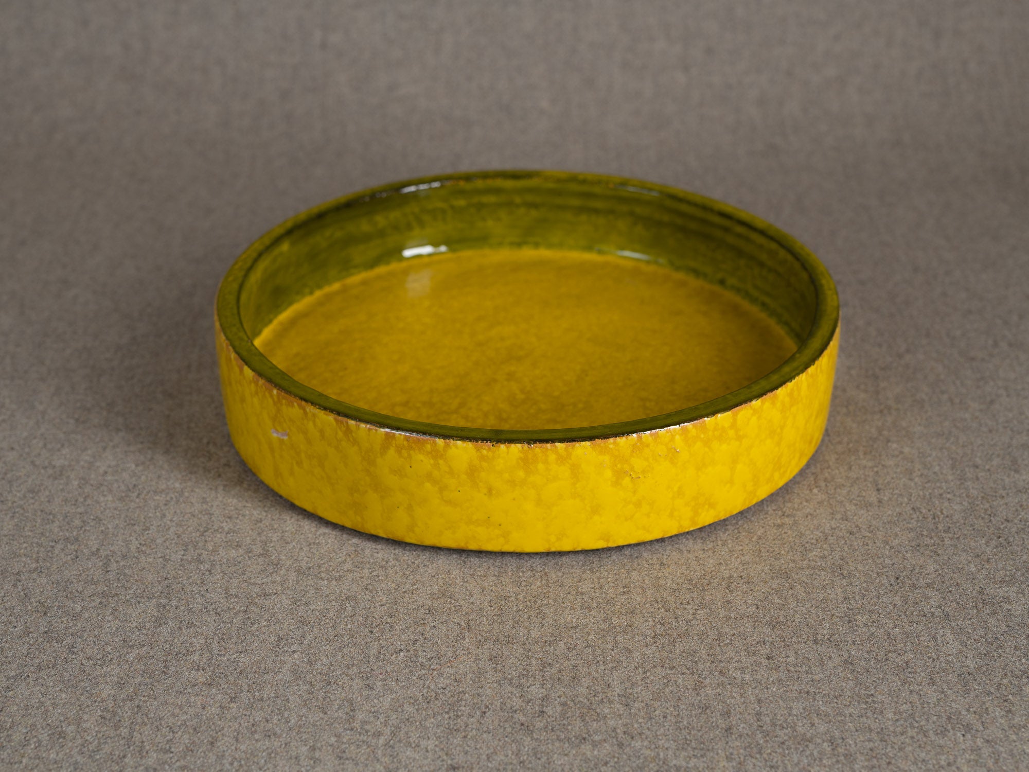 Rare coupe circulaire en faïence par Aldo Londi pour Bitossi, Italie (vers 1960)..Rare earthenware circular bowl by Aldo Londi for Bitossi, Italy (circa 1960)