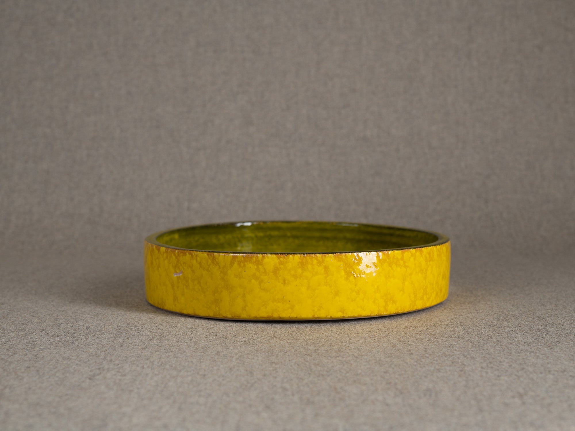 Rare coupe circulaire en faïence par Aldo Londi pour Bitossi, Italie (vers 1960)..Rare earthenware circular bowl by Aldo Londi for Bitossi, Italy (circa 1960)