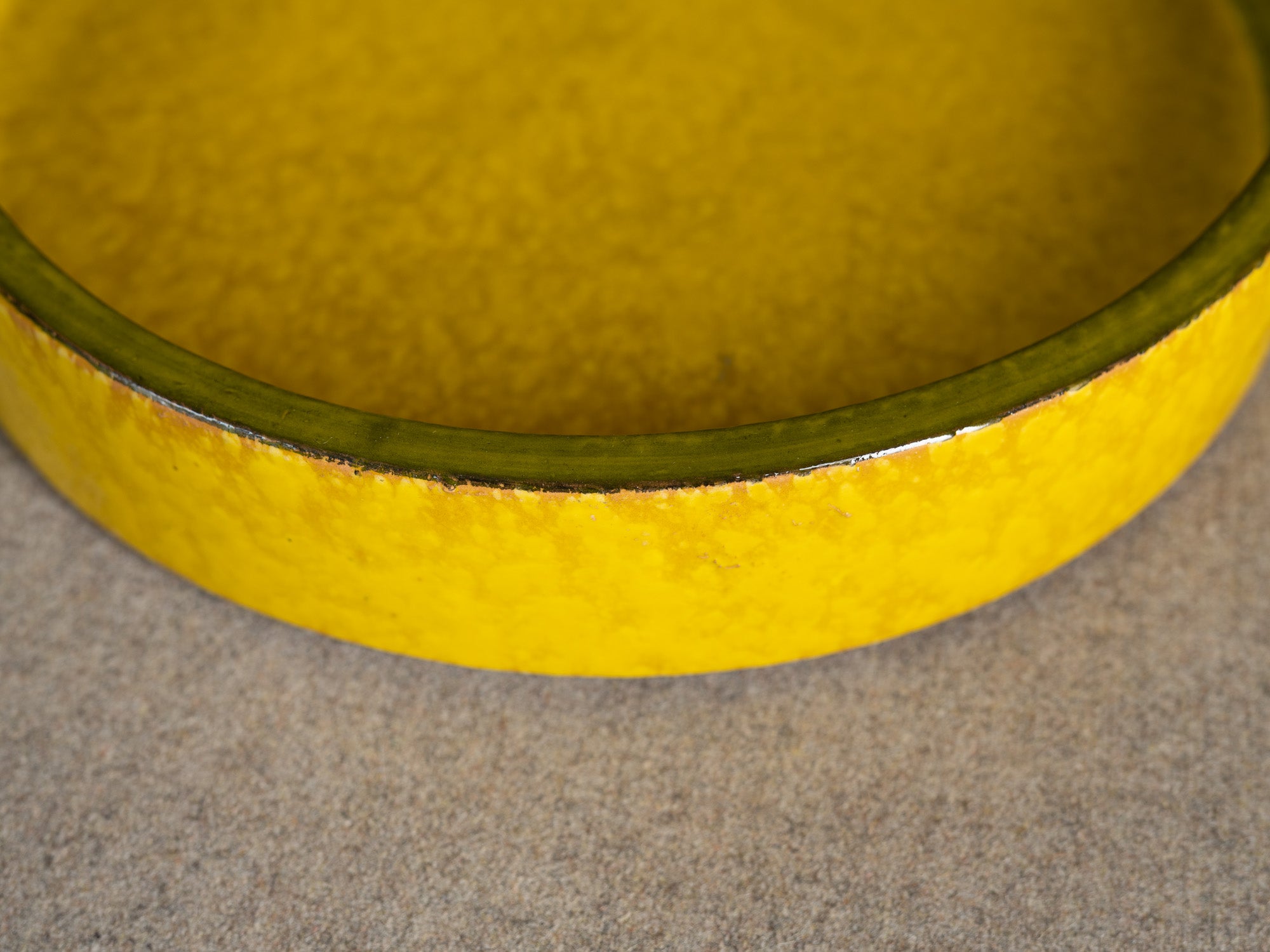 Rare coupe circulaire en faïence par Aldo Londi pour Bitossi, Italie (vers 1960)..Rare earthenware circular bowl by Aldo Londi for Bitossi, Italy (circa 1960)