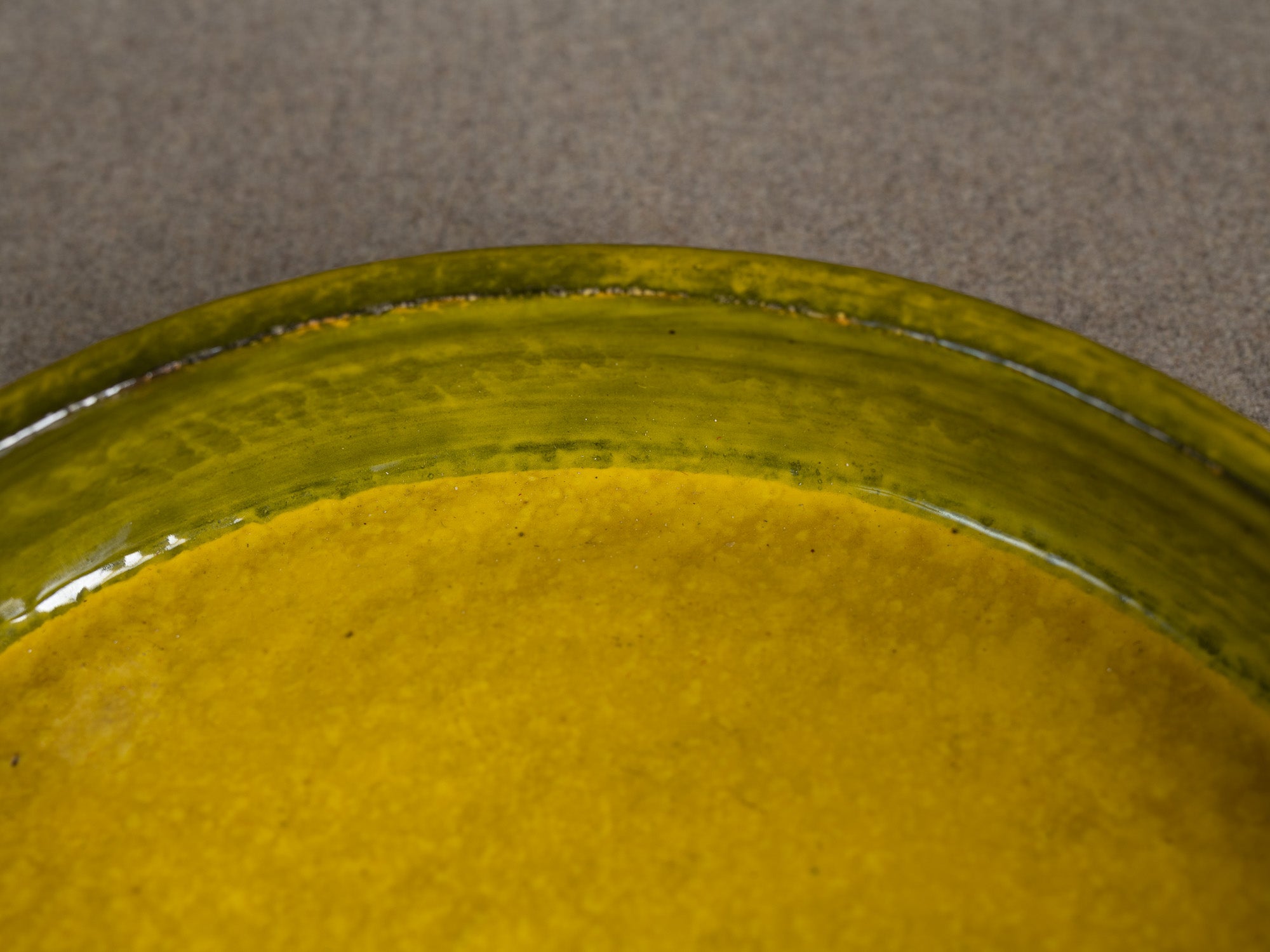 Rare coupe circulaire en faïence par Aldo Londi pour Bitossi, Italie (vers 1960)..Rare earthenware circular bowl by Aldo Londi for Bitossi, Italy (circa 1960)