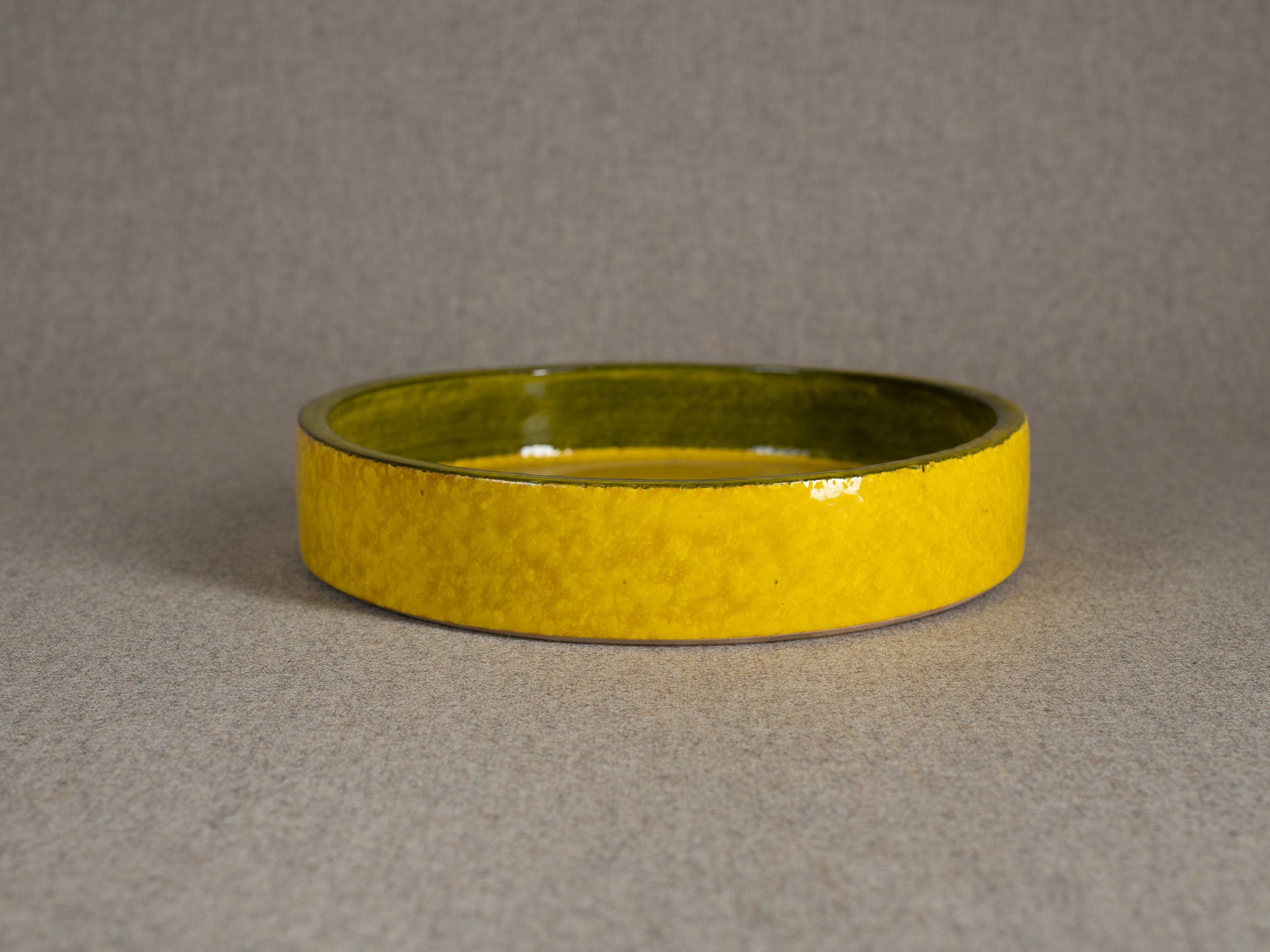 Rare coupe circulaire en faïence par Aldo Londi pour Bitossi, Italie (vers 1960)..Rare earthenware circular bowl by Aldo Londi for Bitossi, Italy (circa 1960)