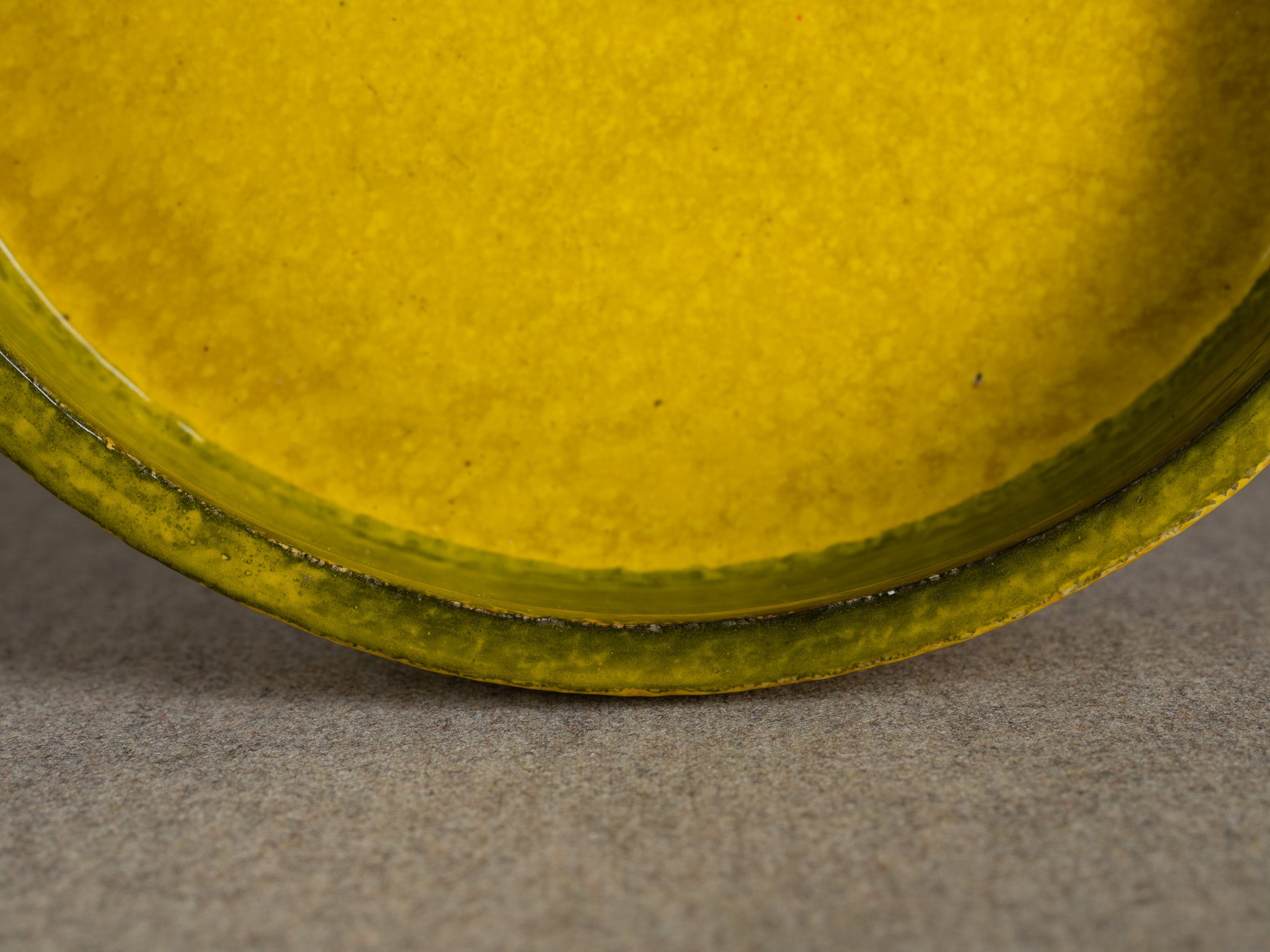 Rare coupe circulaire en faïence par Aldo Londi pour Bitossi, Italie (vers 1960)..Rare earthenware circular bowl by Aldo Londi for Bitossi, Italy (circa 1960)