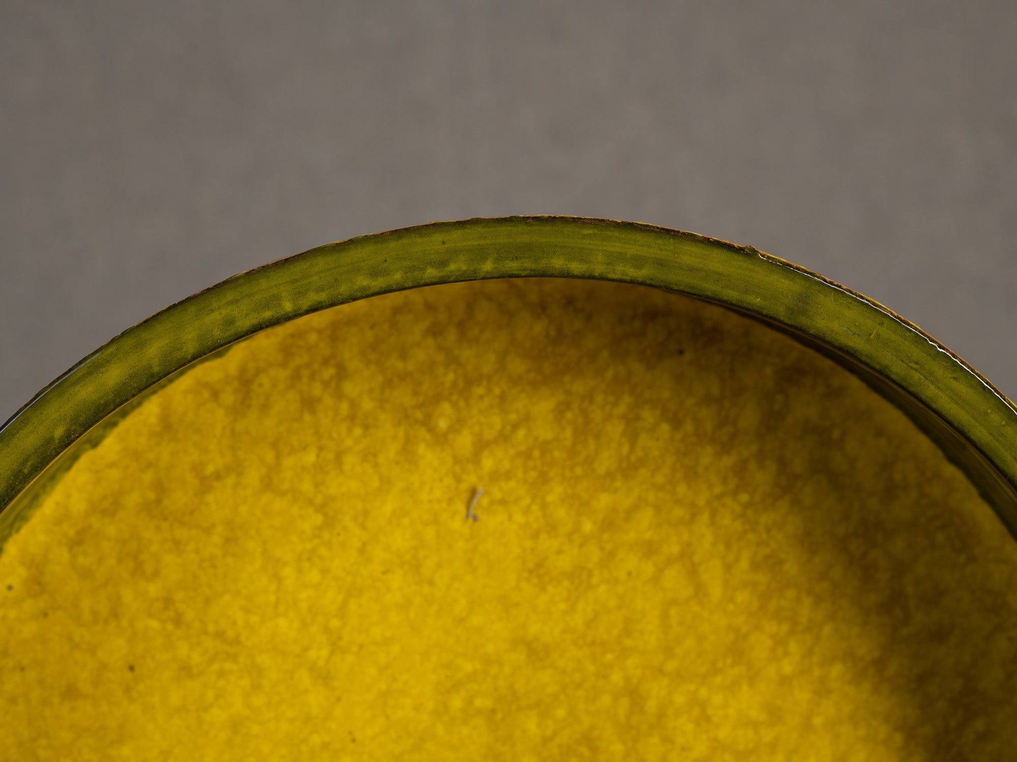 Rare coupe circulaire en faïence par Aldo Londi pour Bitossi, Italie (vers 1960)..Rare earthenware circular bowl by Aldo Londi for Bitossi, Italy (circa 1960)