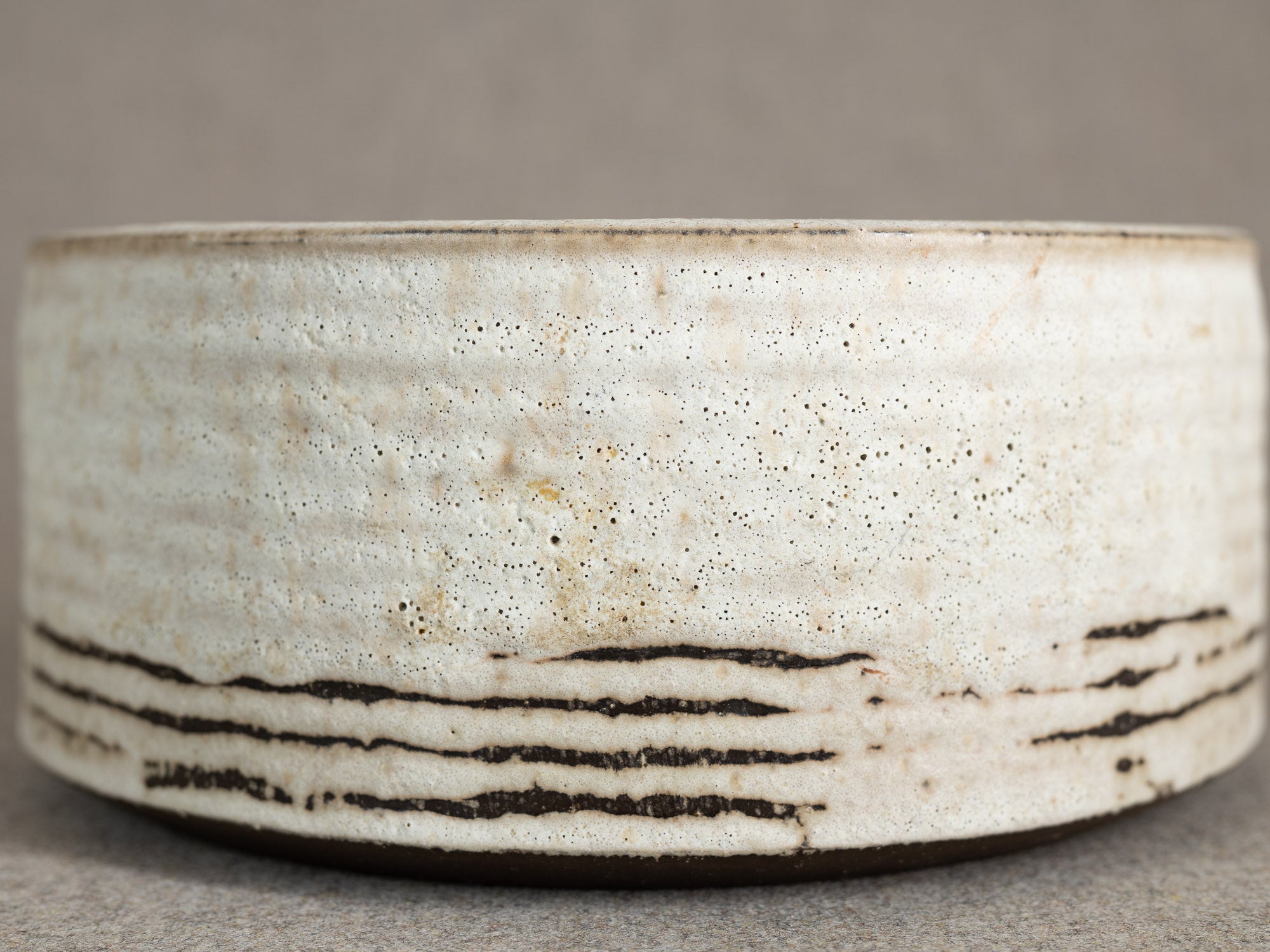 Coupe circulaire en grès émaillé blanc, Danemark (vers 1960)..White glazed stoneware circular bowl, Denmark (circa 1960)