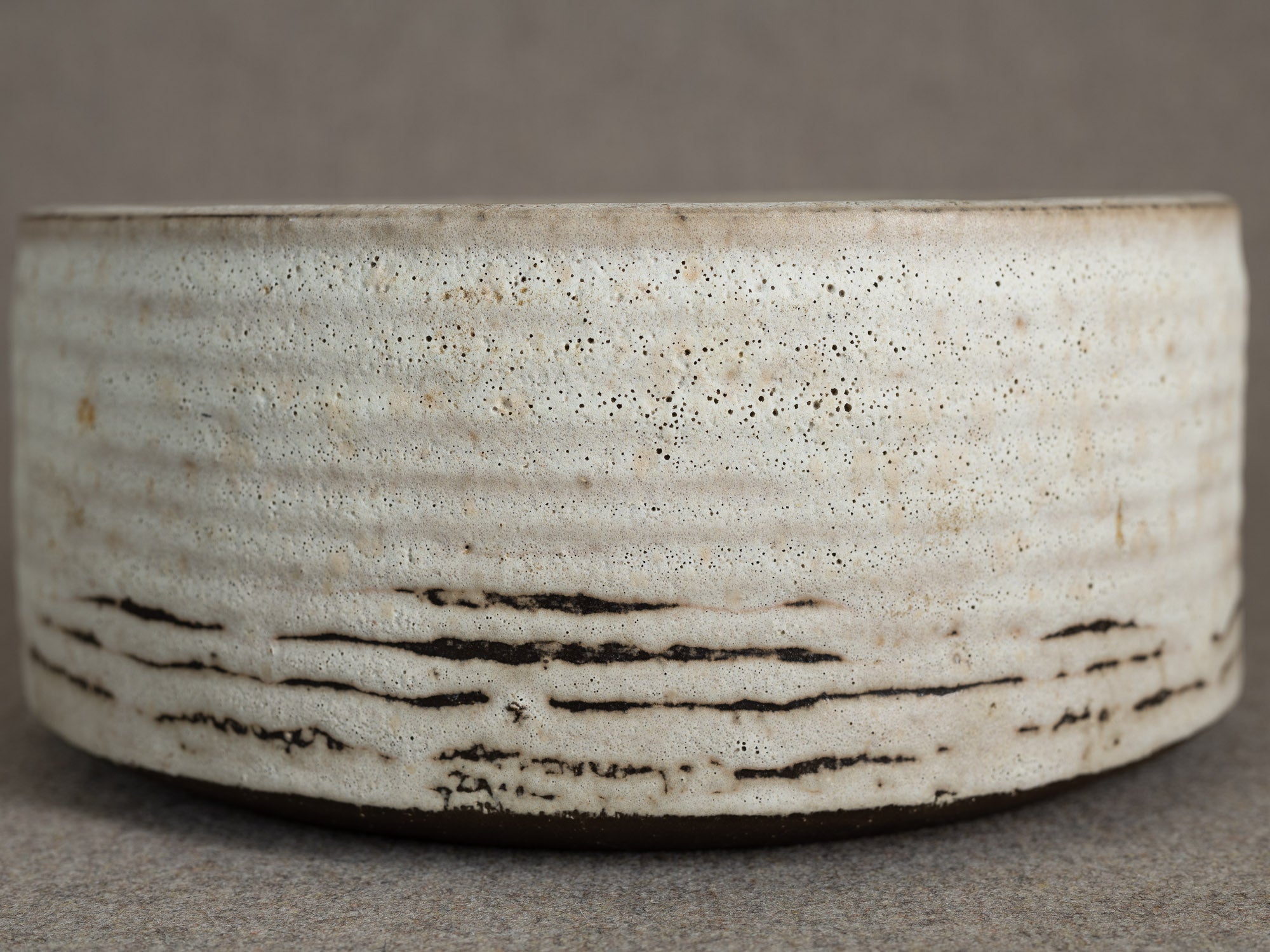 Coupe circulaire en grès émaillé blanc, Danemark (vers 1960)..White glazed stoneware circular bowl, Denmark (circa 1960)