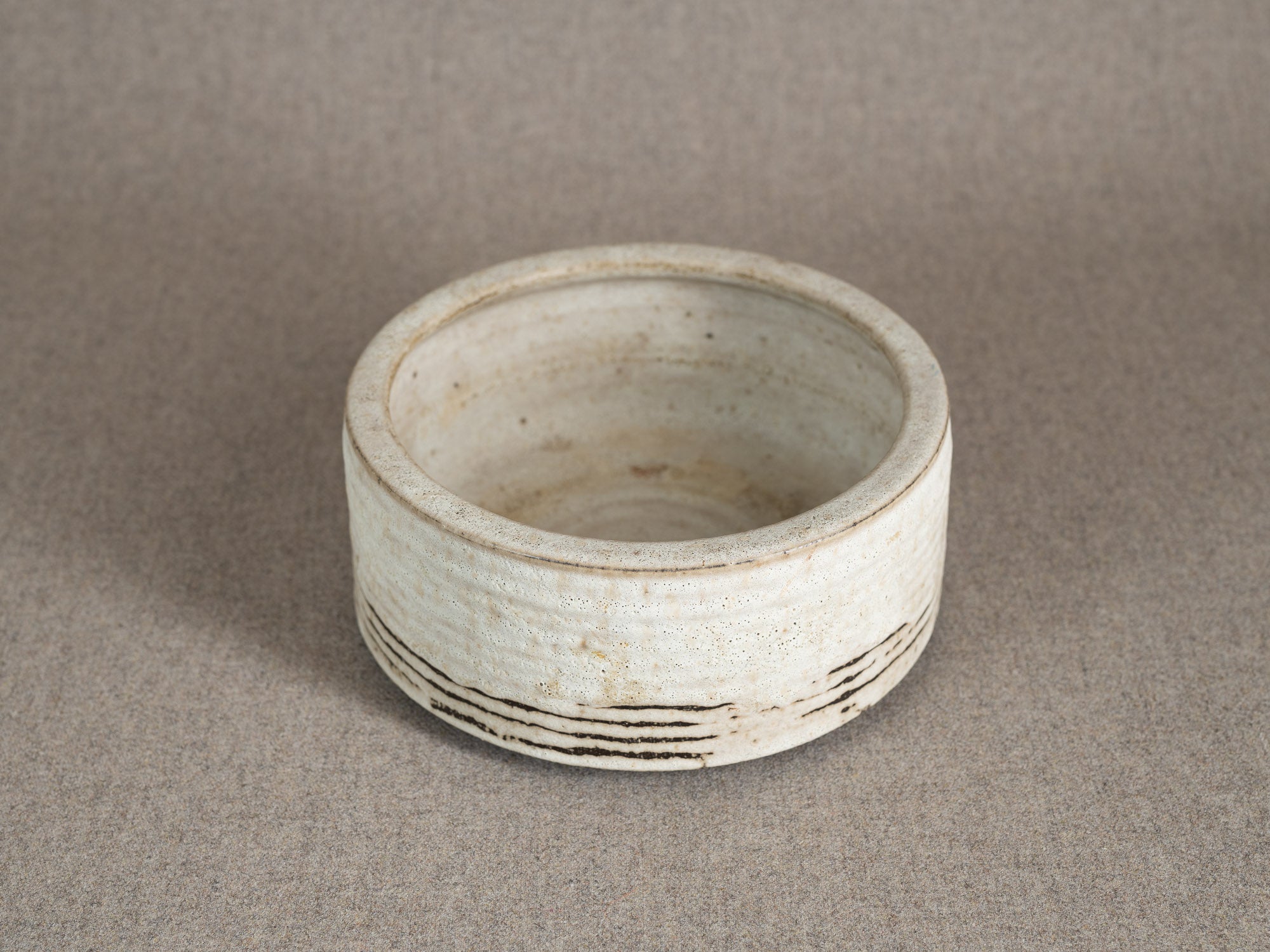 Coupe circulaire en grès émaillé blanc, Danemark (vers 1960)..White glazed stoneware circular bowl, Denmark (circa 1960)