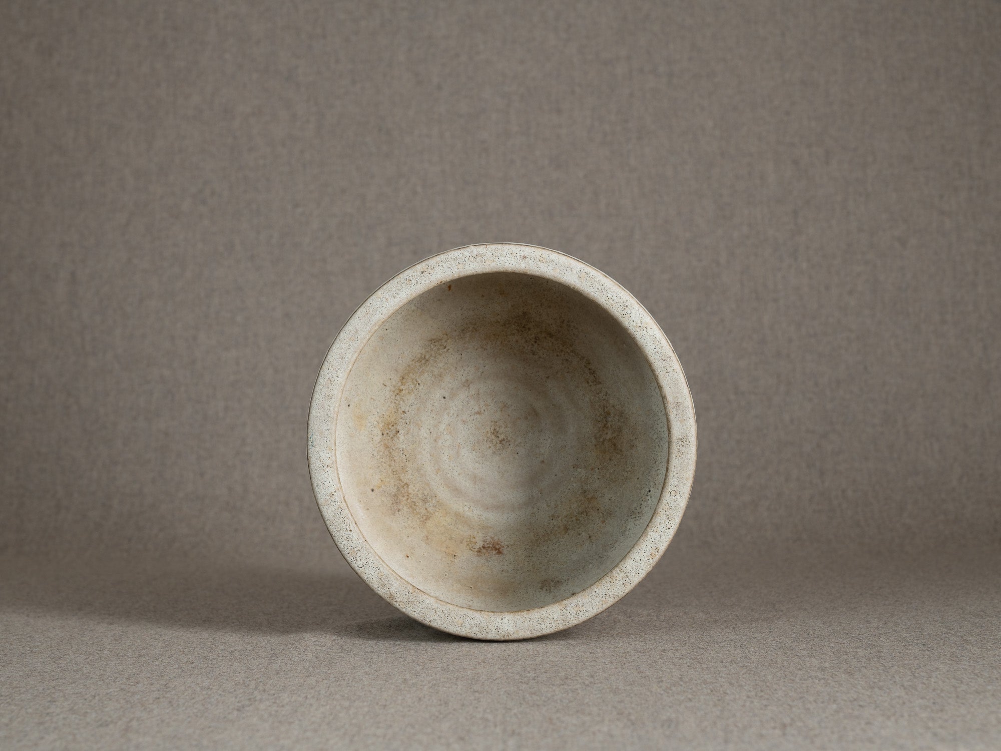 Coupe circulaire en grès émaillé blanc, Danemark (vers 1960)..White glazed stoneware circular bowl, Denmark (circa 1960)
