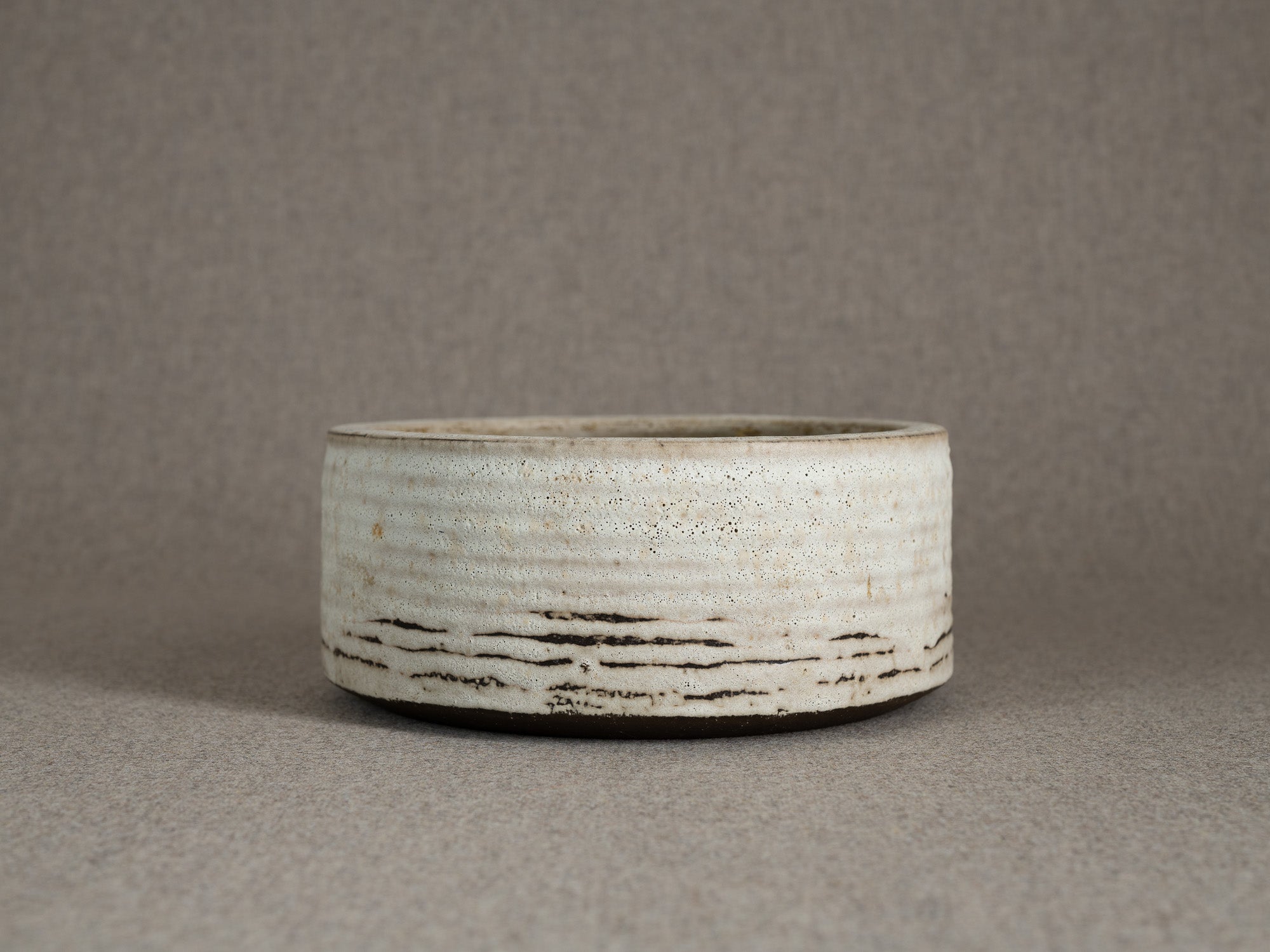 Coupe circulaire en grès émaillé blanc, Danemark (vers 1960)..White glazed stoneware circular bowl, Denmark (circa 1960)