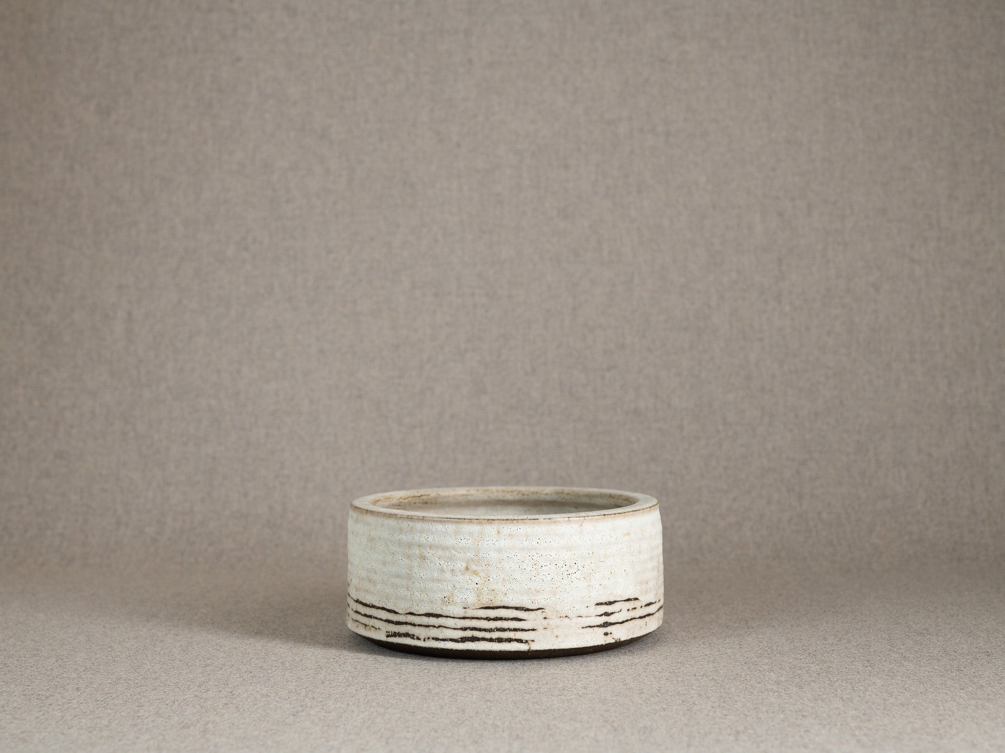 Coupe circulaire en grès émaillé blanc, Danemark (vers 1960)..White glazed stoneware circular bowl, Denmark (circa 1960)