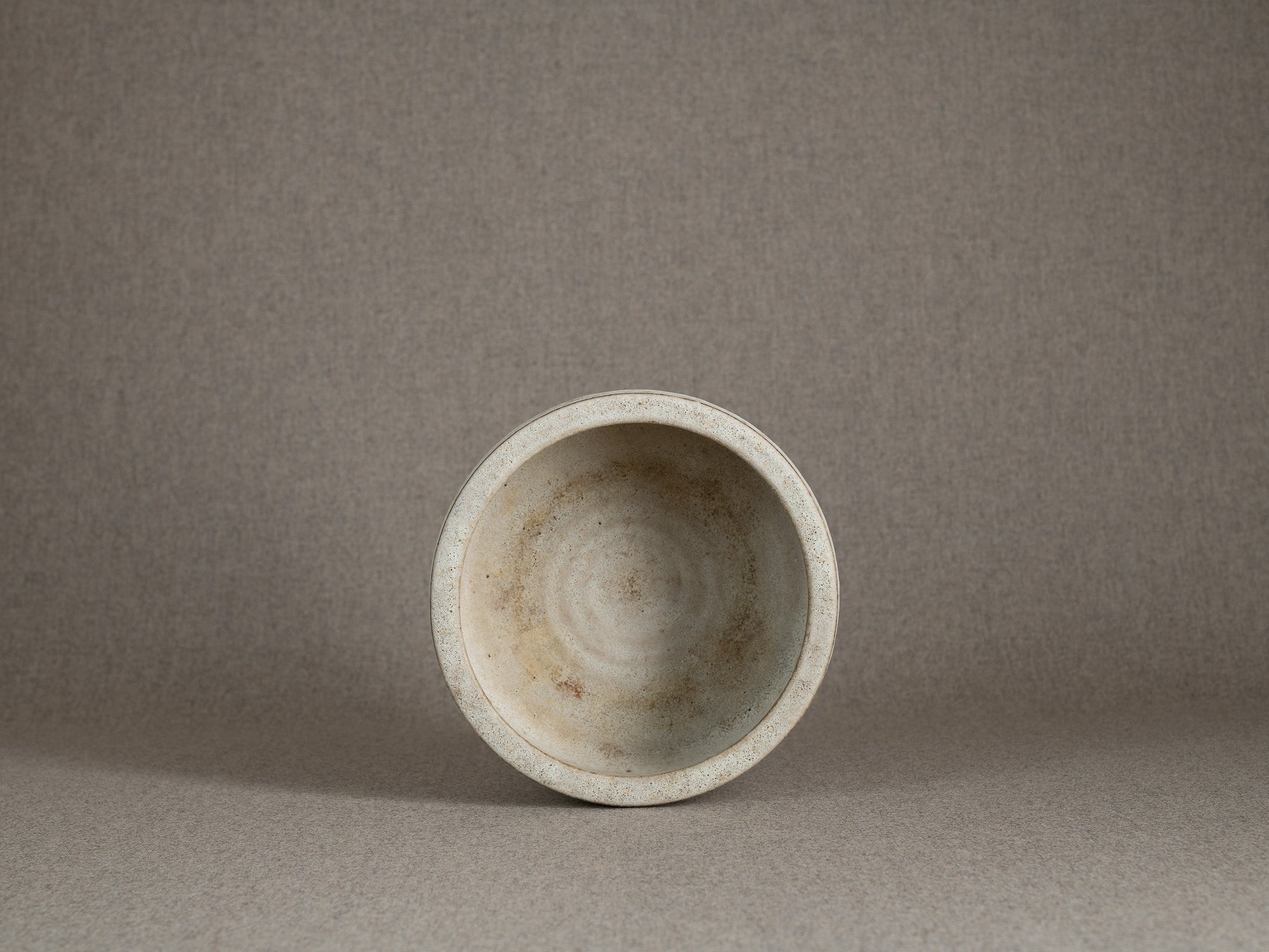 Coupe circulaire en grès émaillé blanc, Danemark (vers 1960)..White glazed stoneware circular bowl, Denmark (circa 1960)