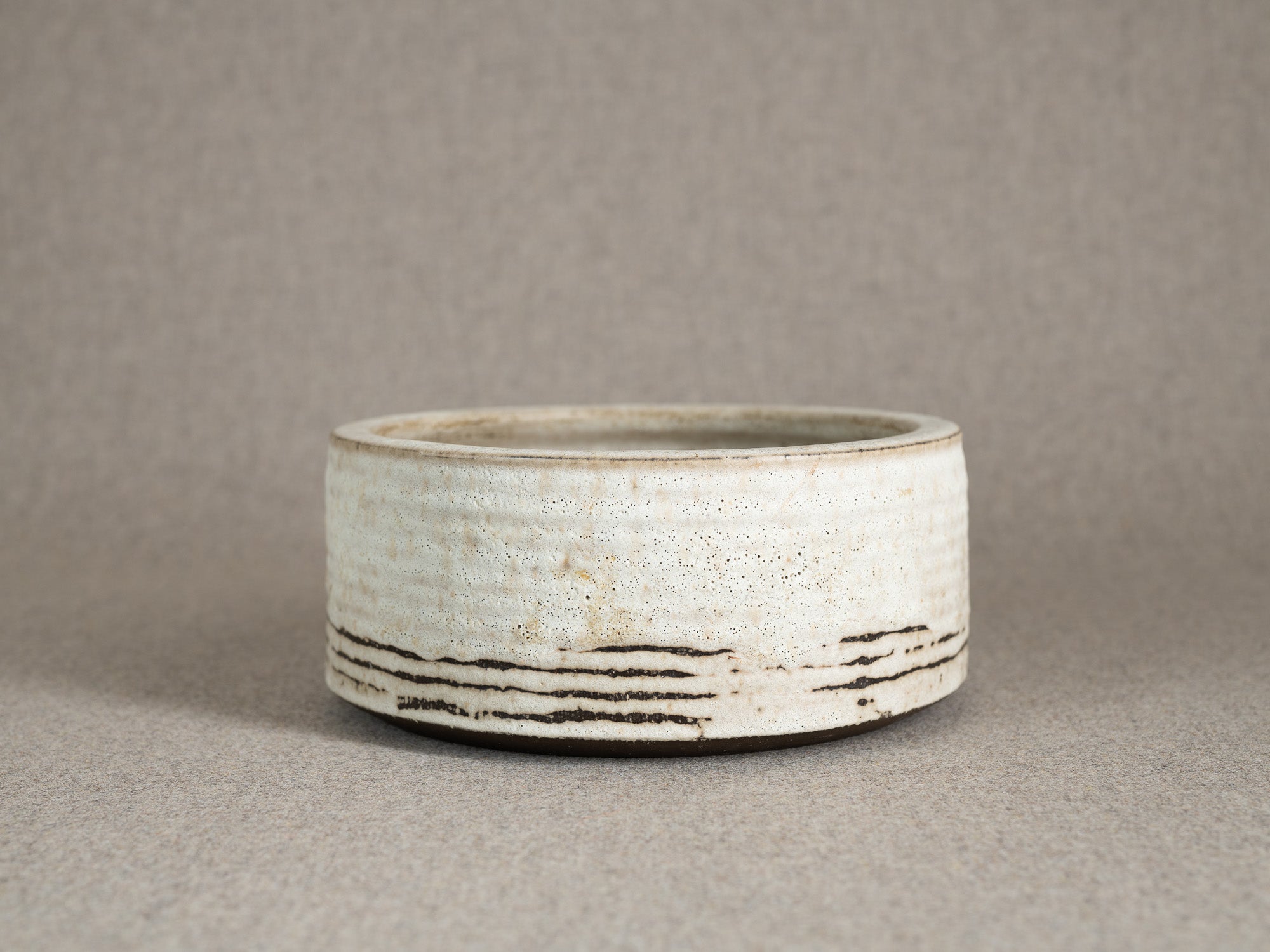 Coupe circulaire en grès émaillé blanc, Danemark (vers 1960)..White glazed stoneware circular bowl, Denmark (circa 1960)