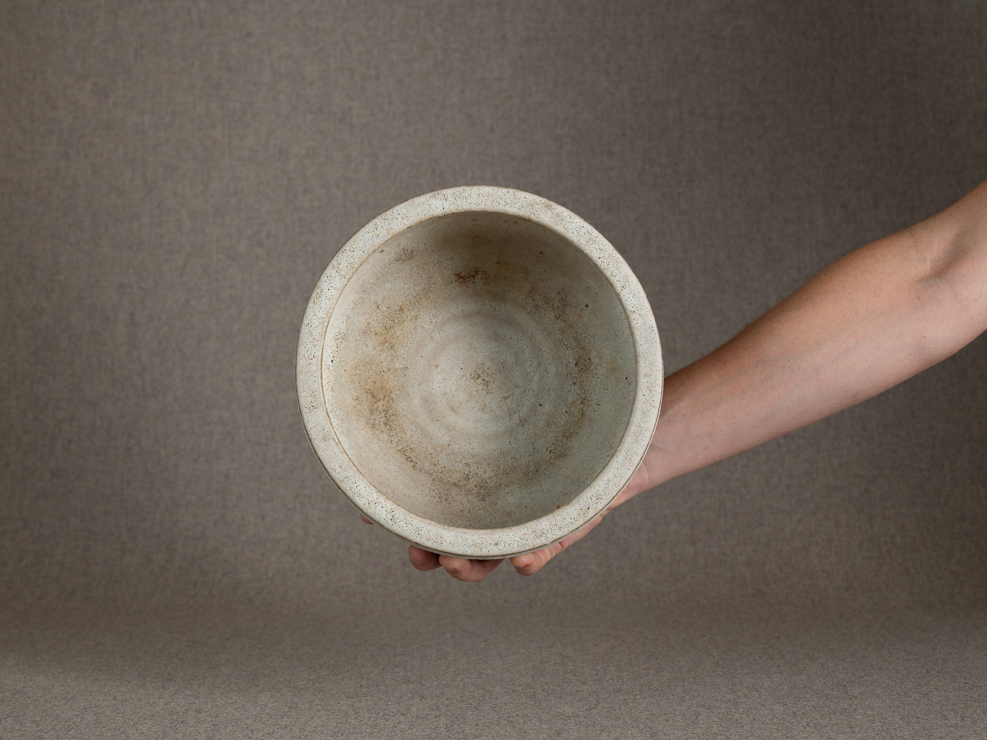Coupe circulaire en grès émaillé blanc, Danemark (vers 1960)..White glazed stoneware circular bowl, Denmark (circa 1960)