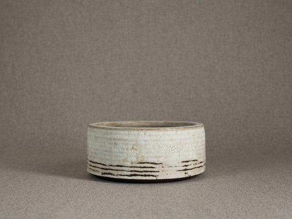 Coupe circulaire en grès émaillé blanc, Danemark (vers 1960)..White glazed stoneware circular bowl, Denmark (circa 1960)