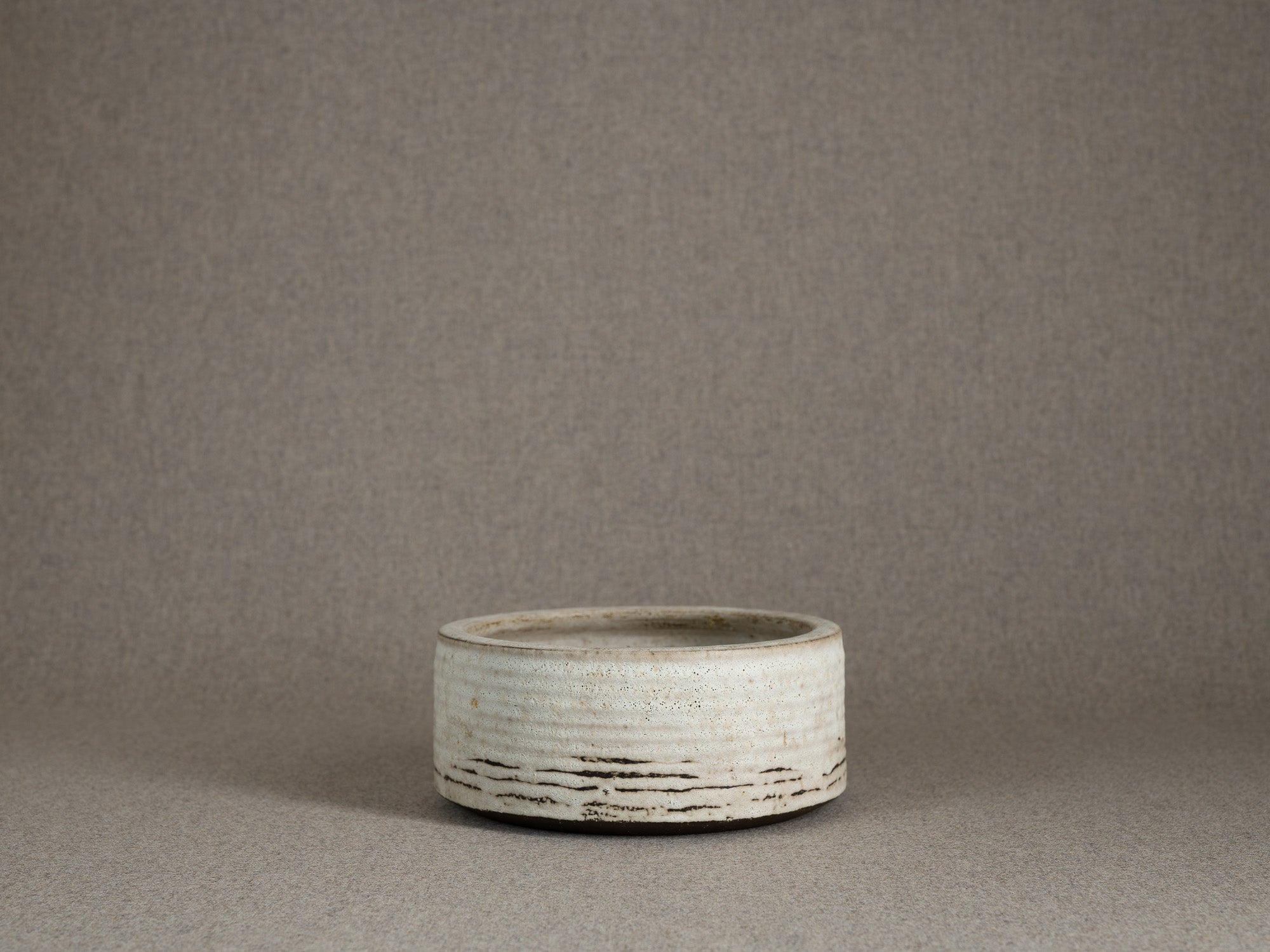 Coupe circulaire en grès émaillé blanc, Danemark (vers 1960)..White glazed stoneware circular bowl, Denmark (circa 1960)