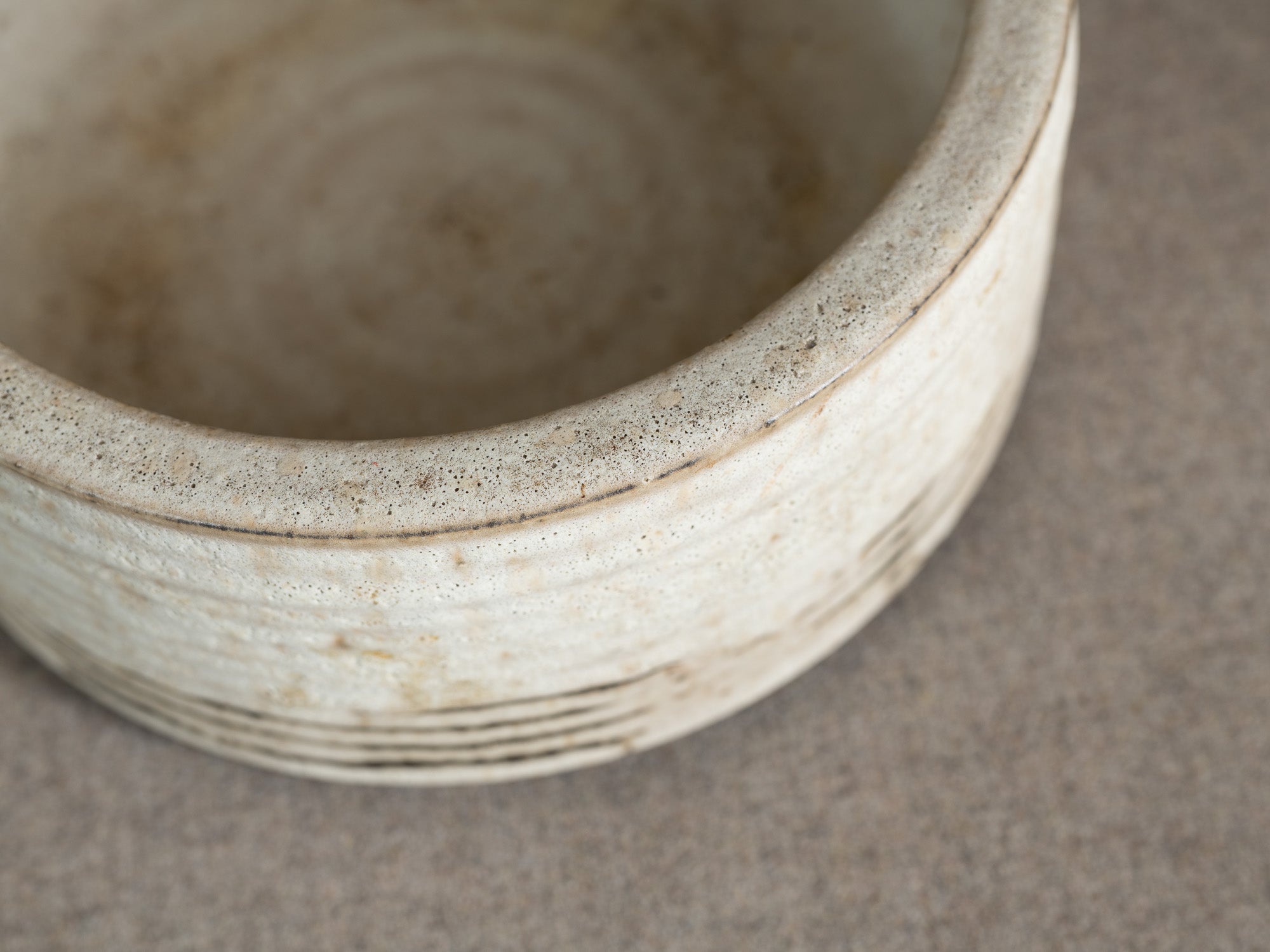 Coupe circulaire en grès émaillé blanc, Danemark (vers 1960)..White glazed stoneware circular bowl, Denmark (circa 1960)