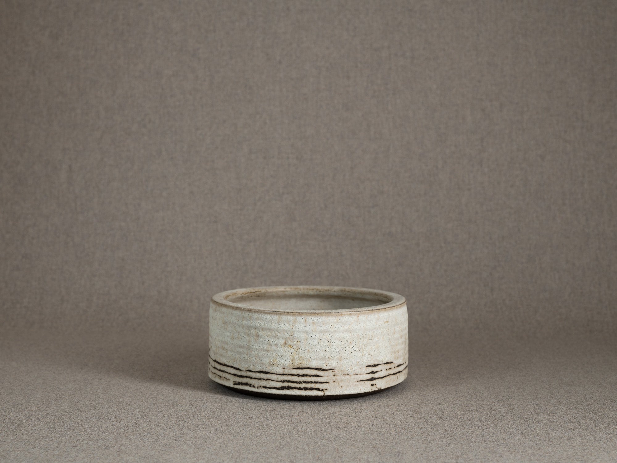 Coupe circulaire en grès émaillé blanc, Danemark (vers 1960)..White glazed stoneware circular bowl, Denmark (circa 1960)