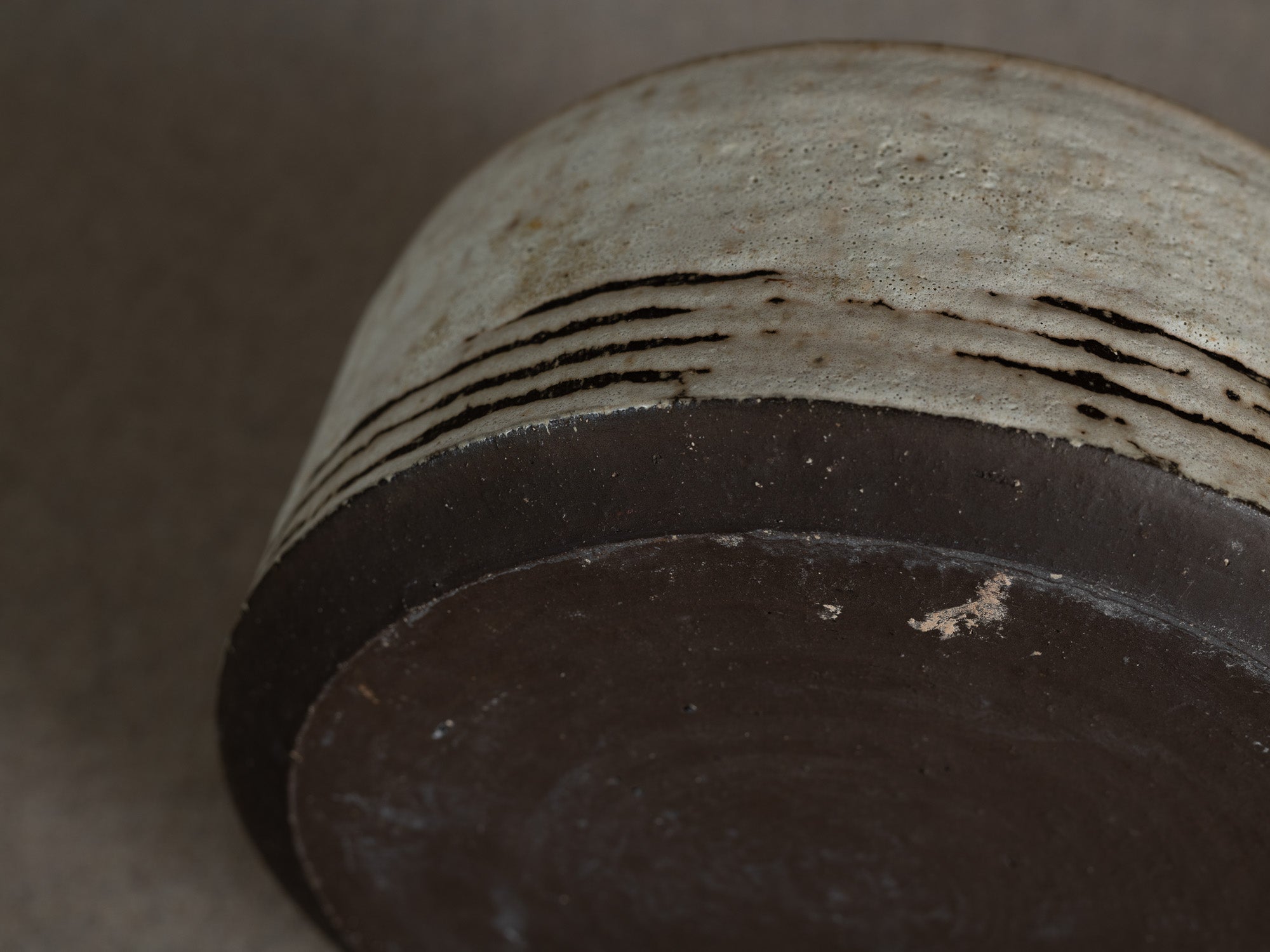 Coupe circulaire en grès émaillé blanc, Danemark (vers 1960)..White glazed stoneware circular bowl, Denmark (circa 1960)