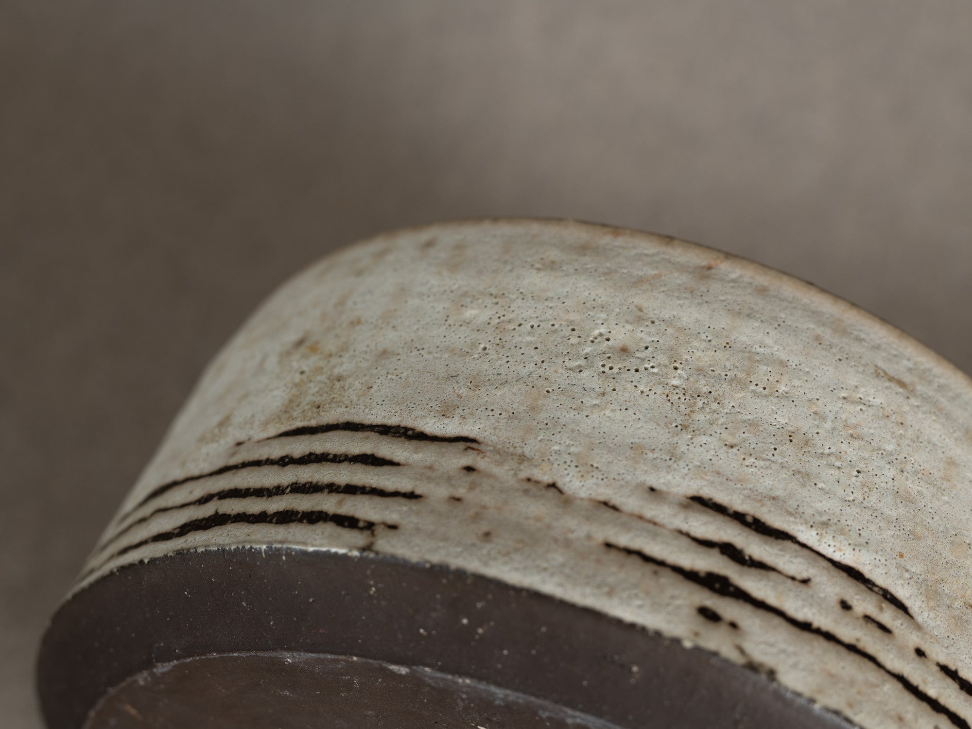Coupe circulaire en grès émaillé blanc, Danemark (vers 1960)..White glazed stoneware circular bowl, Denmark (circa 1960)