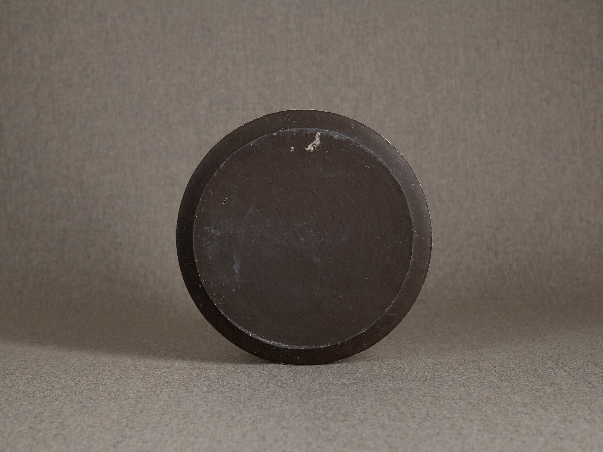 Coupe circulaire en grès émaillé blanc, Danemark (vers 1960)..White glazed stoneware circular bowl, Denmark (circa 1960)