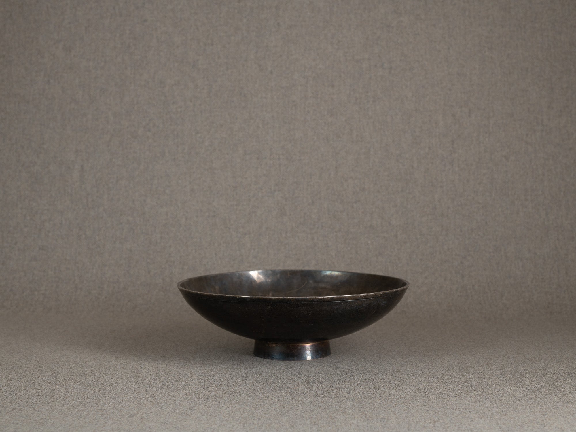 Grande coupe circulaire en métal argenté, Scandinavie (vers 1940-50)..Large neoclassical circular bowl in silverplated metal, Scandinavia (circa 1940-50)