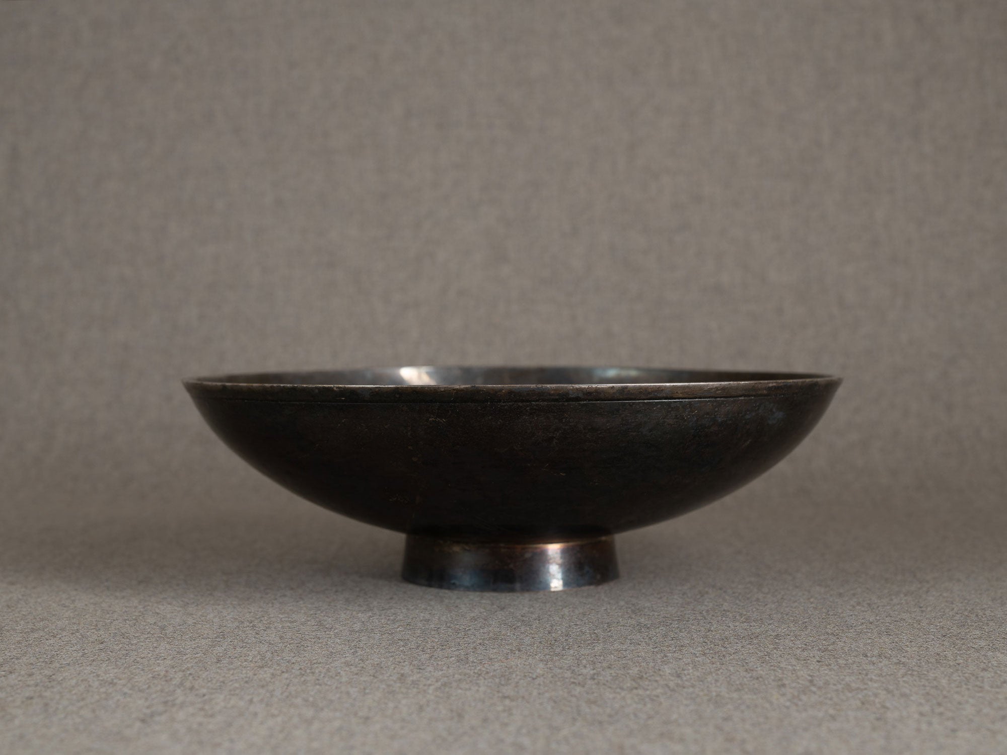 Grande coupe circulaire en métal argenté, Scandinavie (vers 1940-50)..Large neoclassical circular bowl in silverplated metal, Scandinavia (circa 1940-50)