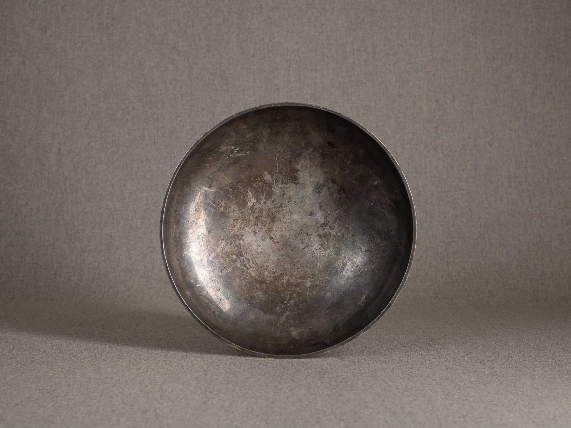 Grande coupe circulaire en métal argenté, Scandinavie (vers 1940-50)..Large neoclassical circular bowl in silverplated metal, Scandinavia (circa 1940-50)