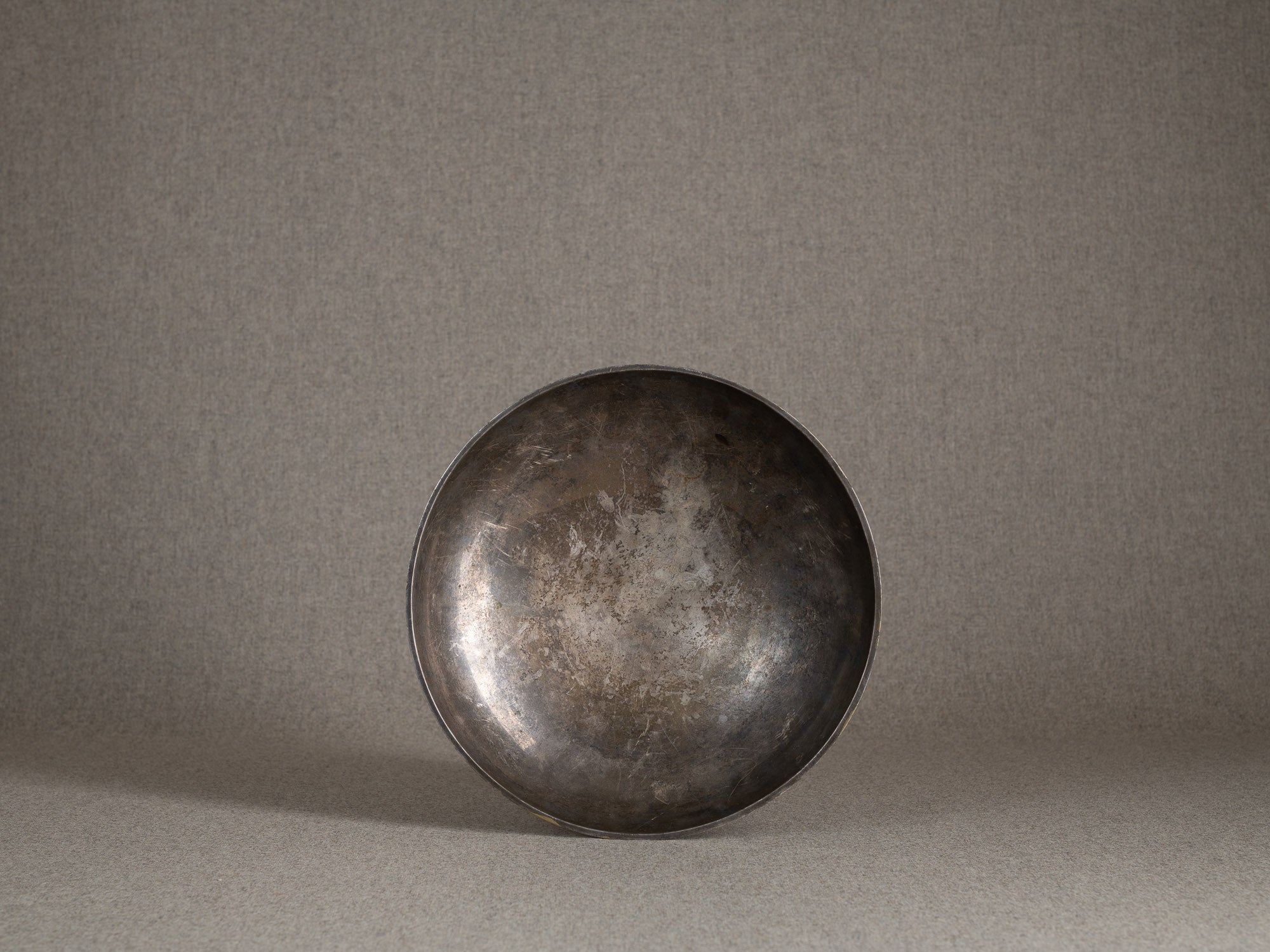 Grande coupe circulaire en métal argenté, Scandinavie (vers 1940-50)..Large neoclassical circular bowl in silverplated metal, Scandinavia (circa 1940-50)