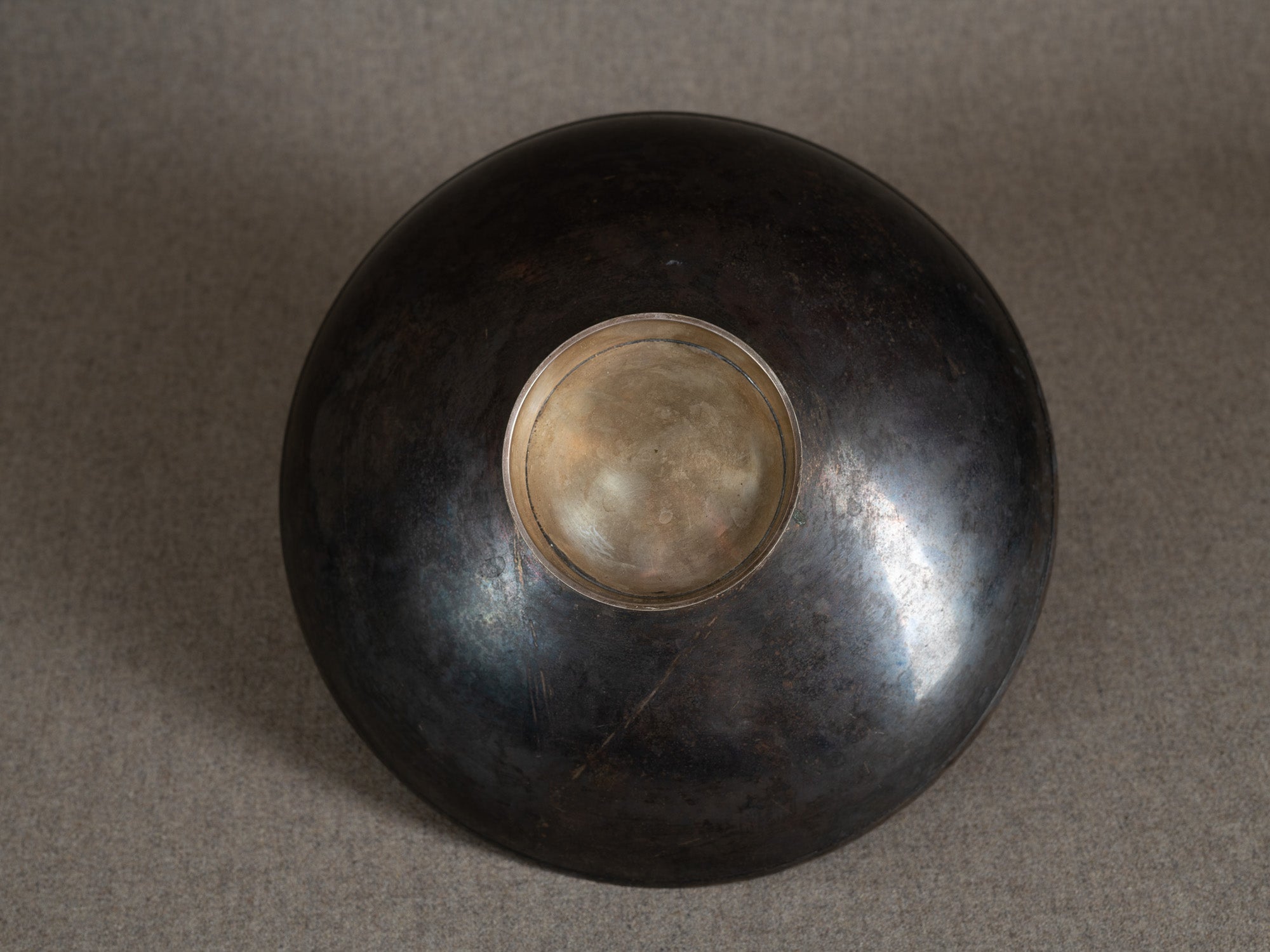 Grande coupe circulaire en métal argenté, Scandinavie (vers 1940-50)..Large neoclassical circular bowl in silverplated metal, Scandinavia (circa 1940-50)