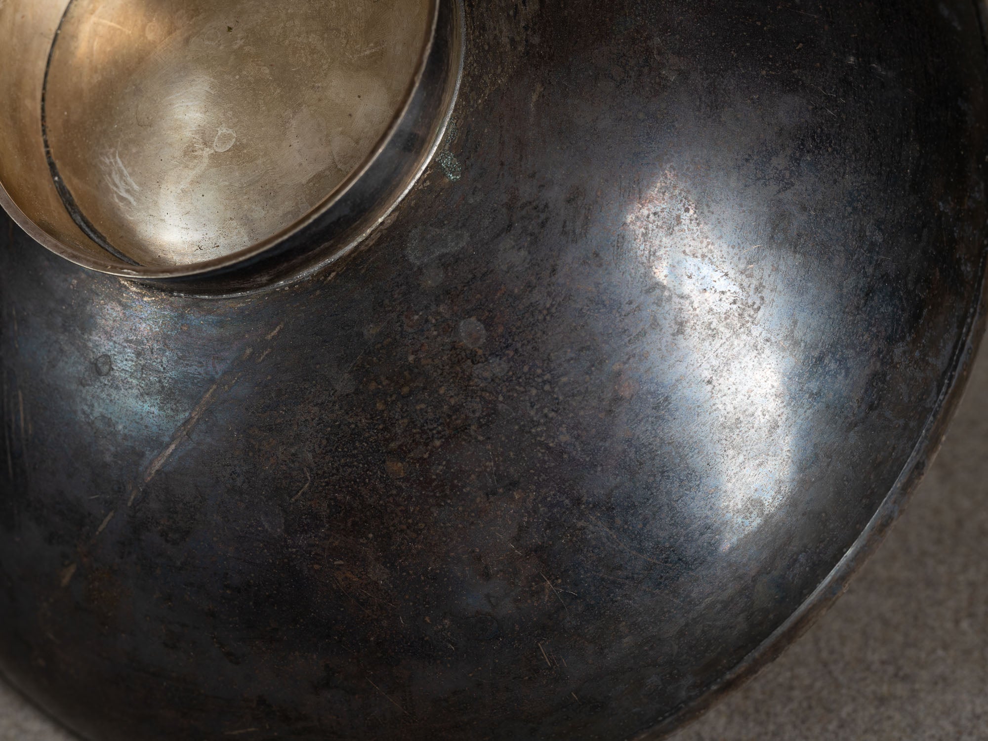 Grande coupe circulaire en métal argenté, Scandinavie (vers 1940-50)..Large neoclassical circular bowl in silverplated metal, Scandinavia (circa 1940-50)