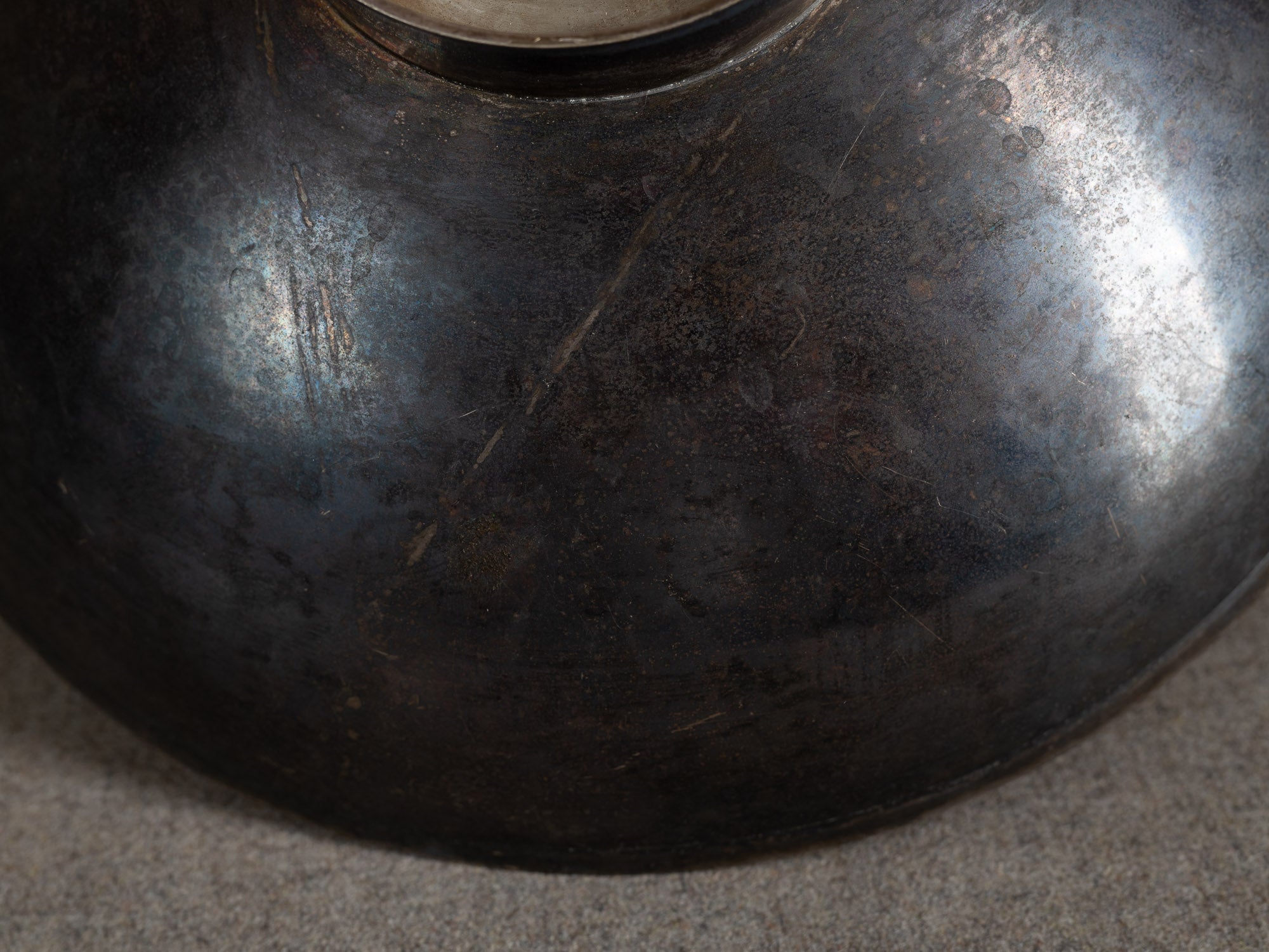 Grande coupe circulaire en métal argenté, Scandinavie (vers 1940-50)..Large neoclassical circular bowl in silverplated metal, Scandinavia (circa 1940-50)