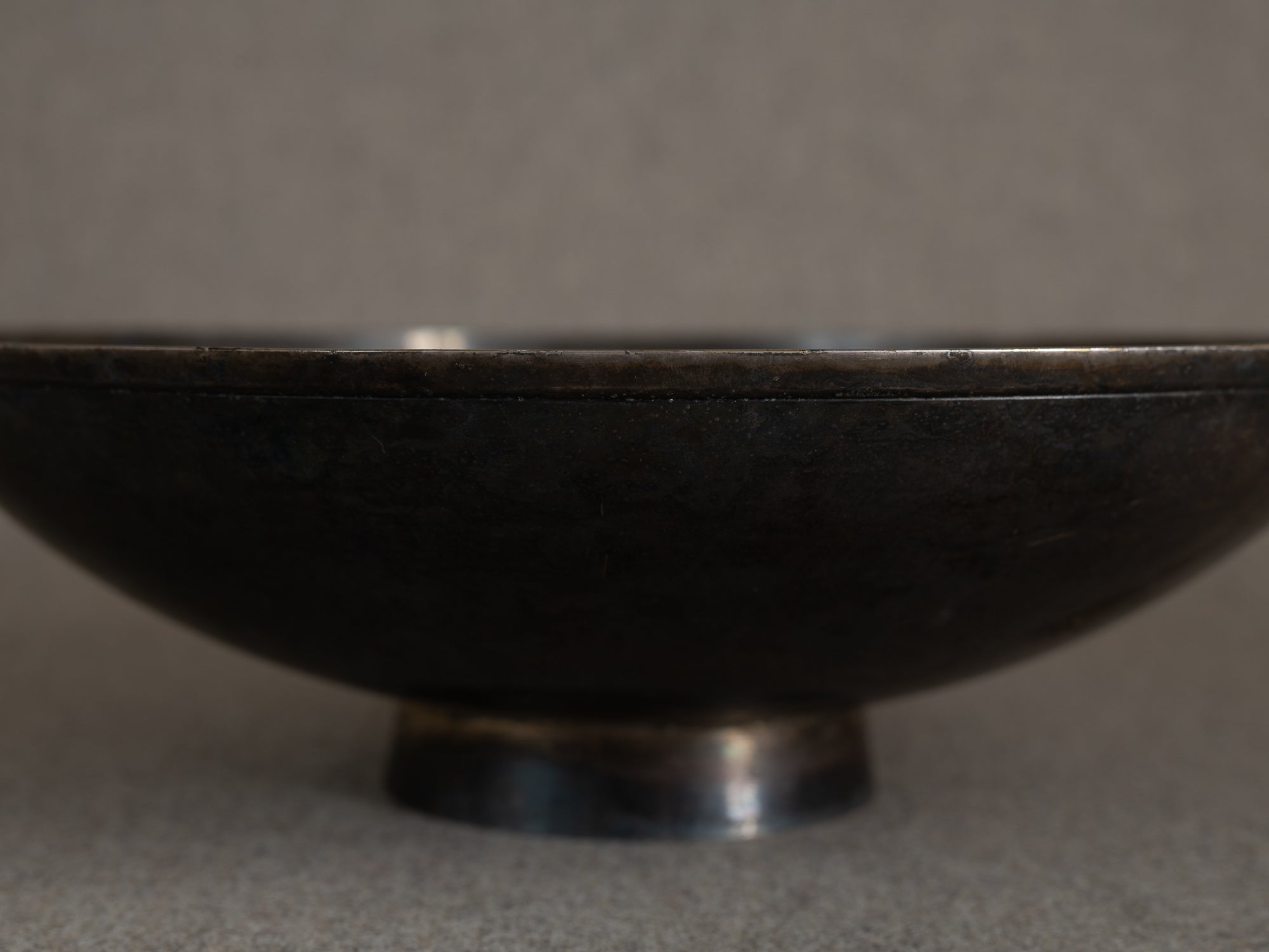 Grande coupe circulaire en métal argenté, Scandinavie (vers 1940-50)..Large neoclassical circular bowl in silverplated metal, Scandinavia (circa 1940-50)