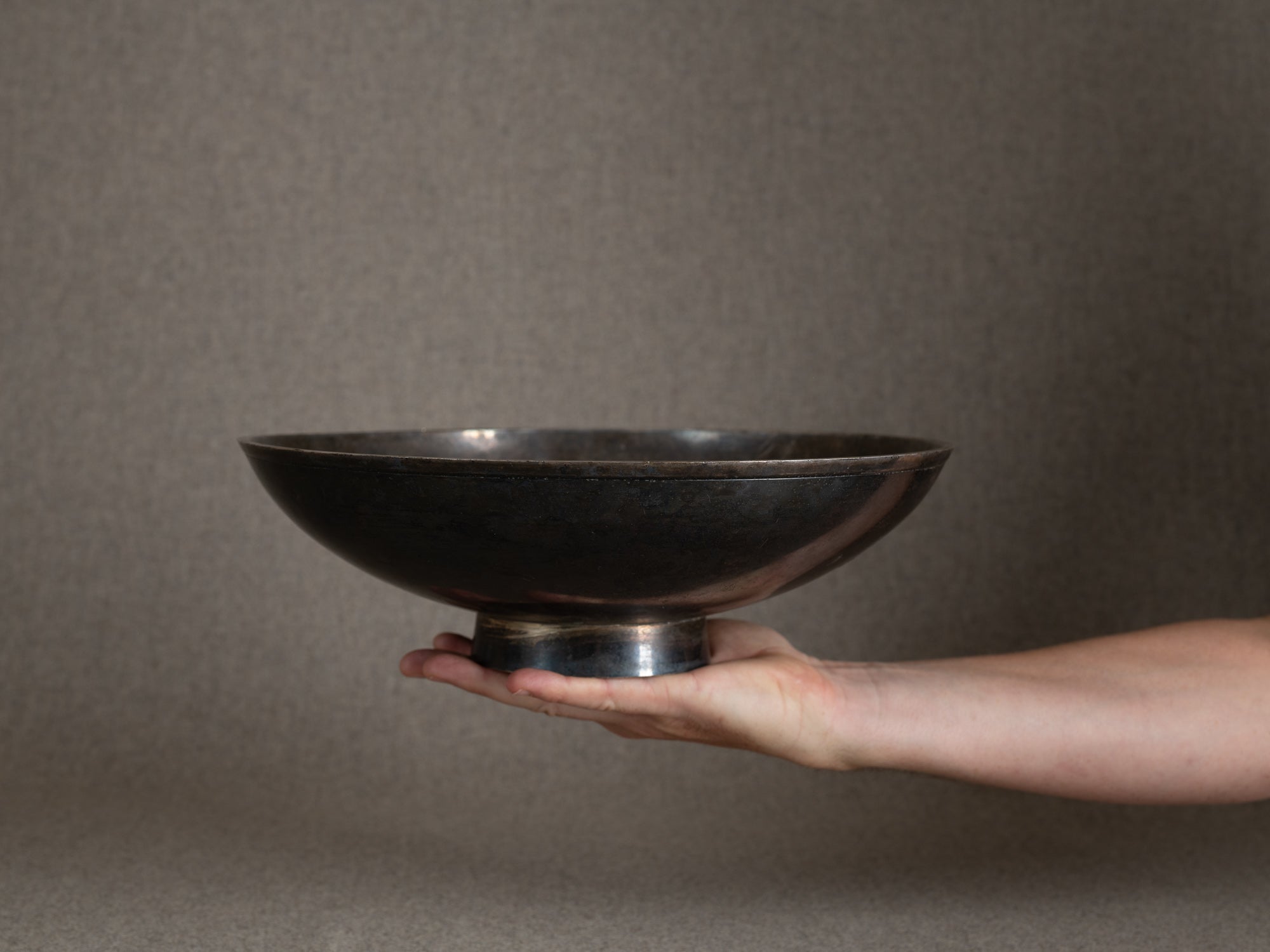 Grande coupe circulaire en métal argenté, Scandinavie (vers 1940-50)..Large neoclassical circular bowl in silverplated metal, Scandinavia (circa 1940-50)