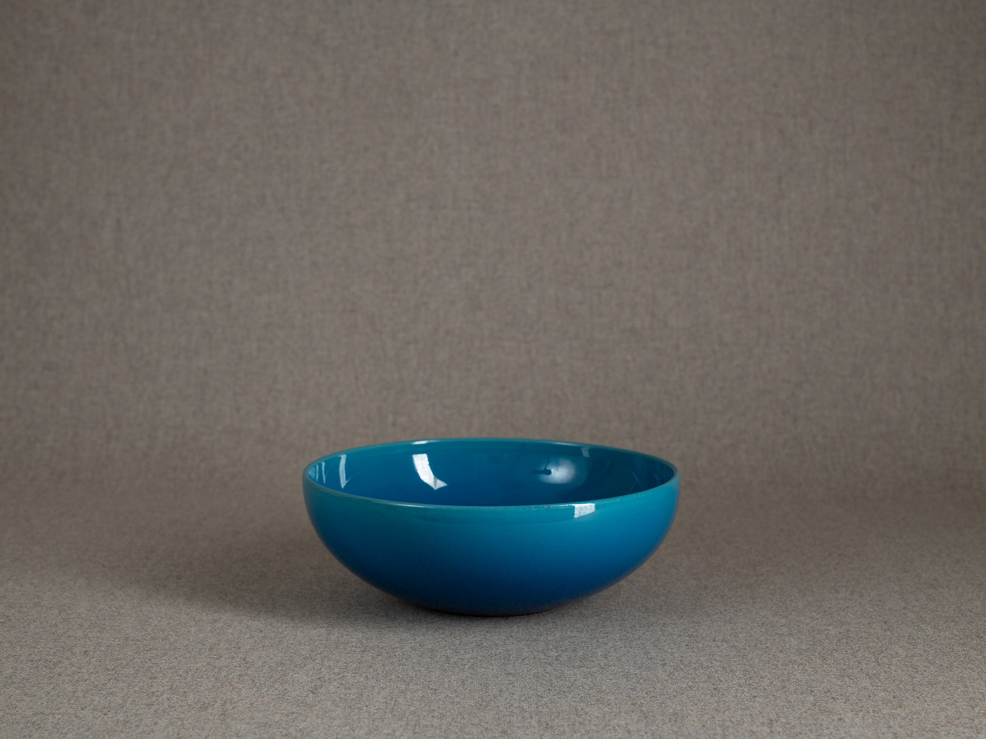 Rare coupe circulaire par Carl‑Harry Stålhane & Signe Persson‑Melin pour Rörstrand, Suède (vers 1955)..Rare circular ceramic bowl by Carl‑Harry Stålhane & Signe Persson‑Melin for Rörstrand, Sweden (circa 1955)