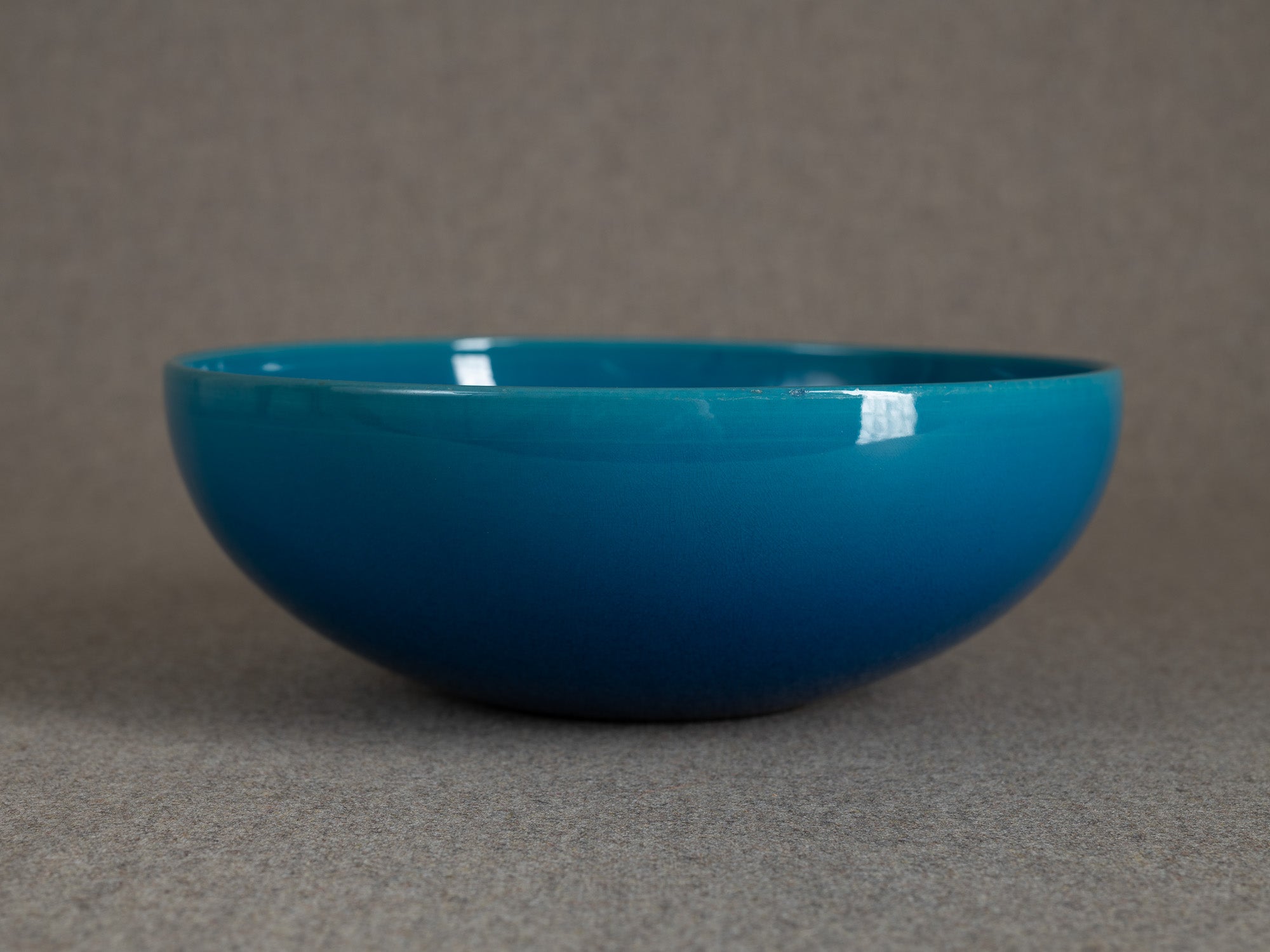 Rare coupe circulaire par Carl‑Harry Stålhane & Signe Persson‑Melin pour Rörstrand, Suède (vers 1955)..Rare circular ceramic bowl by Carl‑Harry Stålhane & Signe Persson‑Melin for Rörstrand, Sweden (circa 1955)