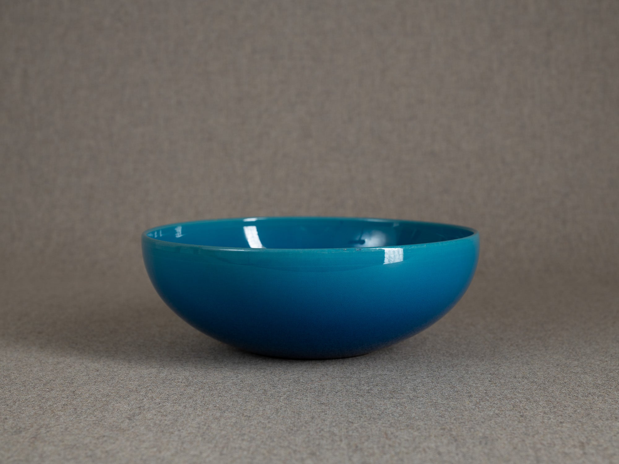 Rare coupe circulaire par Carl‑Harry Stålhane & Signe Persson‑Melin pour Rörstrand, Suède (vers 1955)..Rare circular ceramic bowl by Carl‑Harry Stålhane & Signe Persson‑Melin for Rörstrand, Sweden (circa 1955)