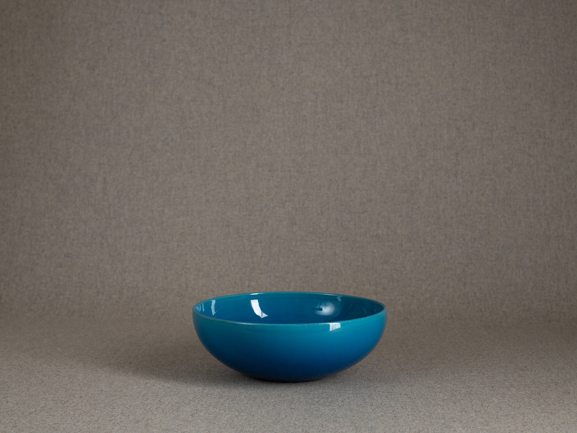 Rare coupe circulaire par Carl‑Harry Stålhane & Signe Persson‑Melin pour Rörstrand, Suède (vers 1955)..Rare circular ceramic bowl by Carl‑Harry Stålhane & Signe Persson‑Melin for Rörstrand, Sweden (circa 1955)