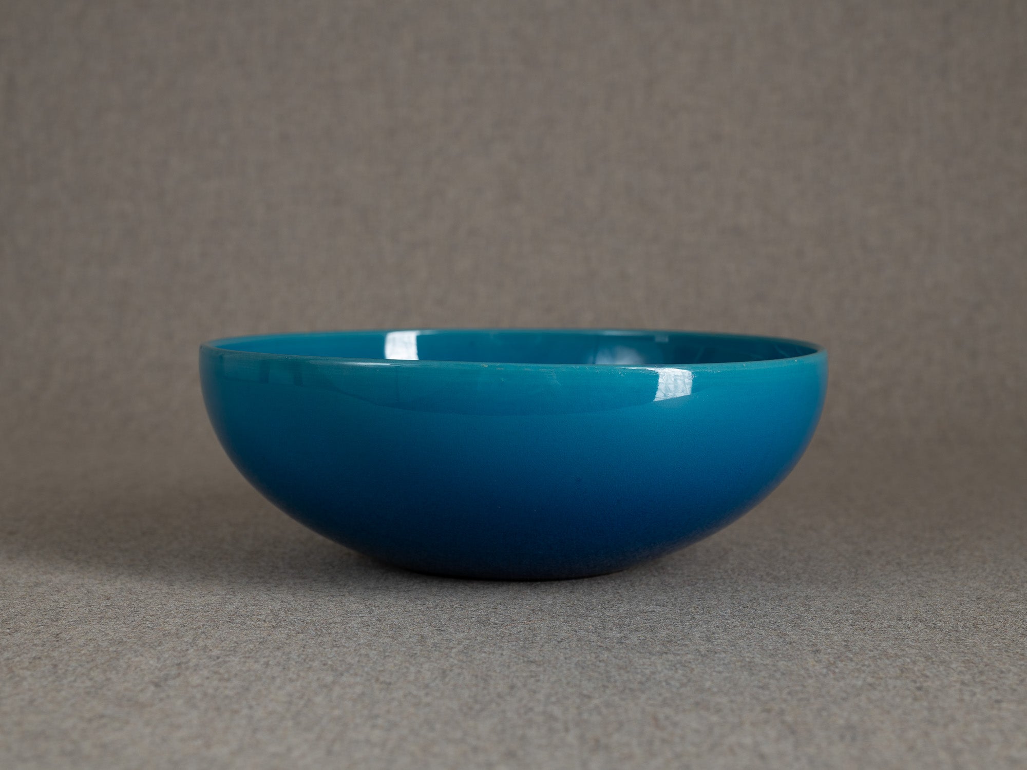 Rare coupe circulaire par Carl‑Harry Stålhane & Signe Persson‑Melin pour Rörstrand, Suède (vers 1955)..Rare circular ceramic bowl by Carl‑Harry Stålhane & Signe Persson‑Melin for Rörstrand, Sweden (circa 1955)