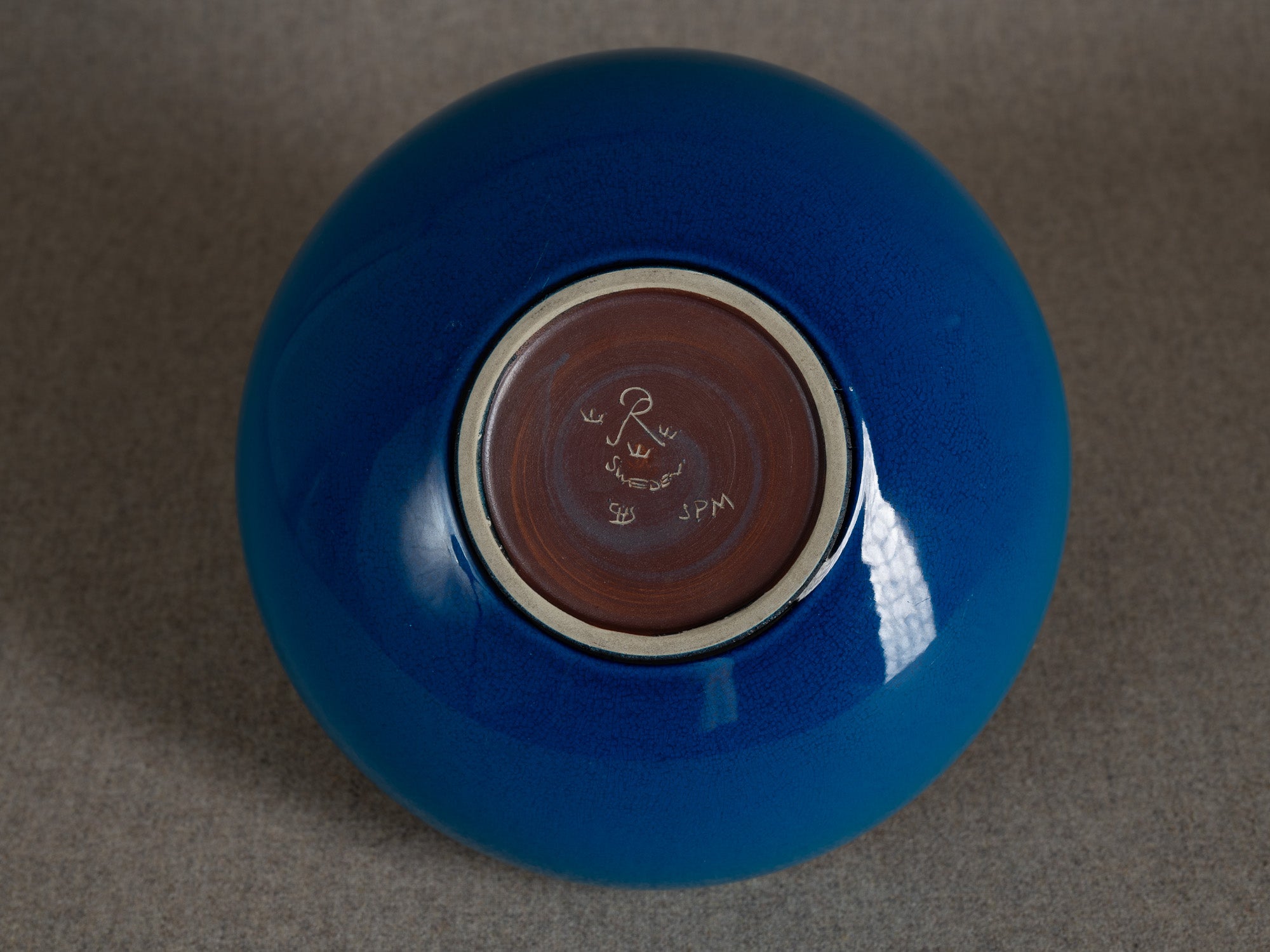 Rare coupe circulaire par Carl‑Harry Stålhane & Signe Persson‑Melin pour Rörstrand, Suède (vers 1955)..Rare circular ceramic bowl by Carl‑Harry Stålhane & Signe Persson‑Melin for Rörstrand, Sweden (circa 1955)