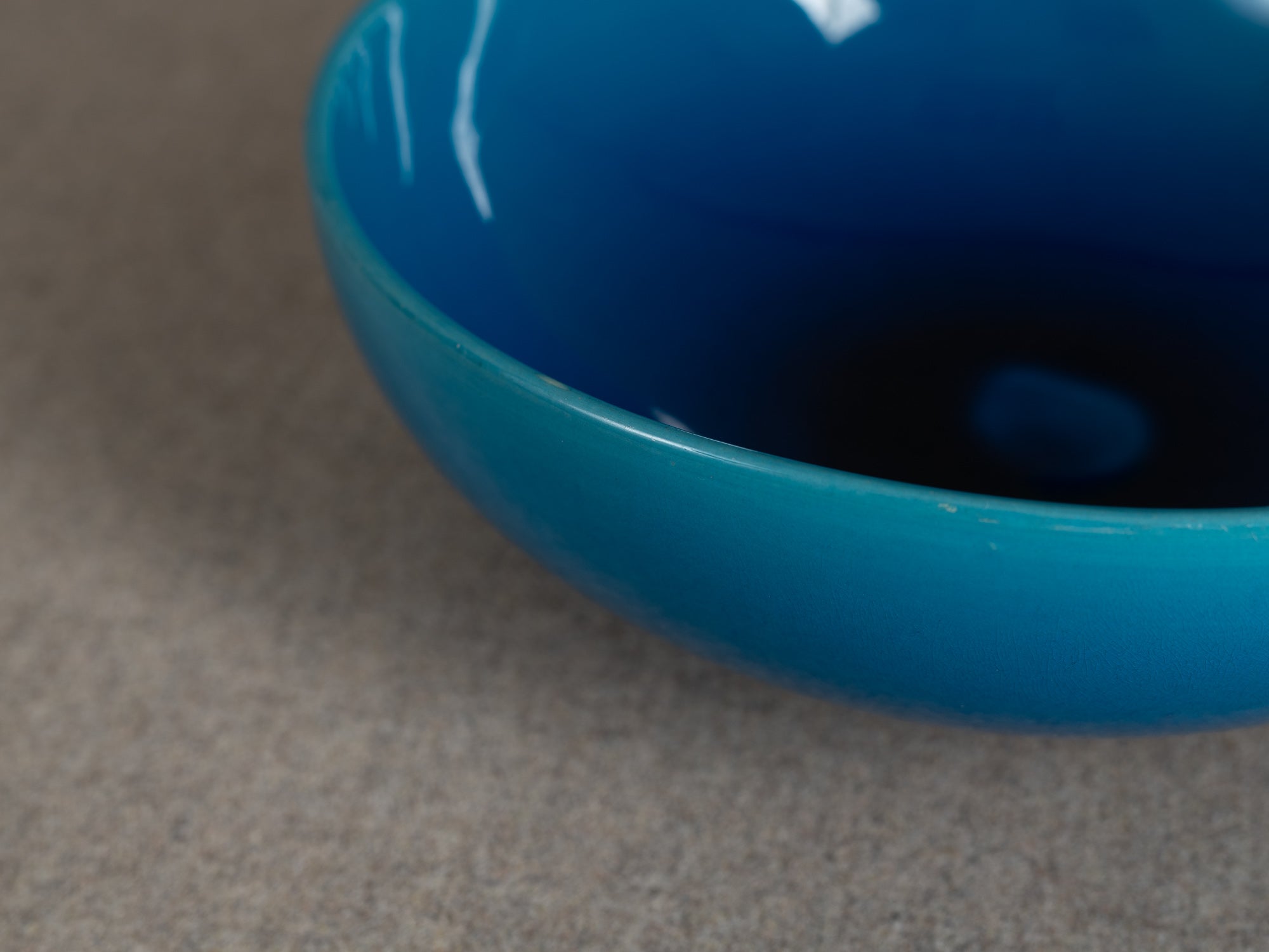 Rare coupe circulaire par Carl‑Harry Stålhane & Signe Persson‑Melin pour Rörstrand, Suède (vers 1955)..Rare circular ceramic bowl by Carl‑Harry Stålhane & Signe Persson‑Melin for Rörstrand, Sweden (circa 1955)