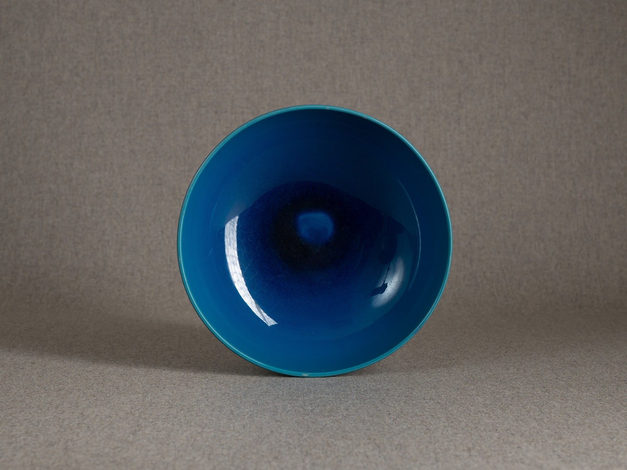 Rare coupe circulaire par Carl‑Harry Stålhane & Signe Persson‑Melin pour Rörstrand, Suède (vers 1955)..Rare circular ceramic bowl by Carl‑Harry Stålhane & Signe Persson‑Melin for Rörstrand, Sweden (circa 1955)