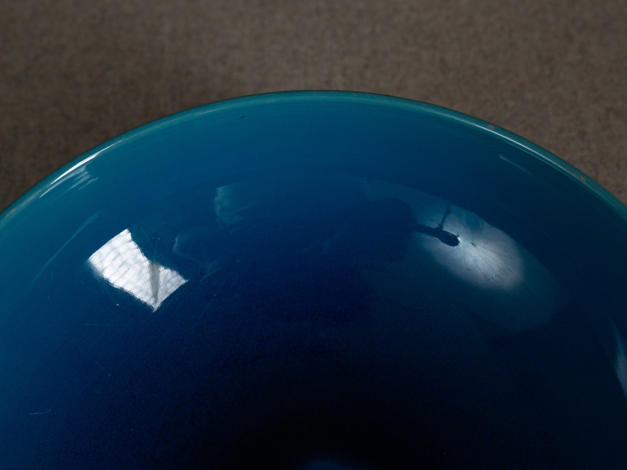 Rare coupe circulaire par Carl‑Harry Stålhane & Signe Persson‑Melin pour Rörstrand, Suède (vers 1955)..Rare circular ceramic bowl by Carl‑Harry Stålhane & Signe Persson‑Melin for Rörstrand, Sweden (circa 1955)