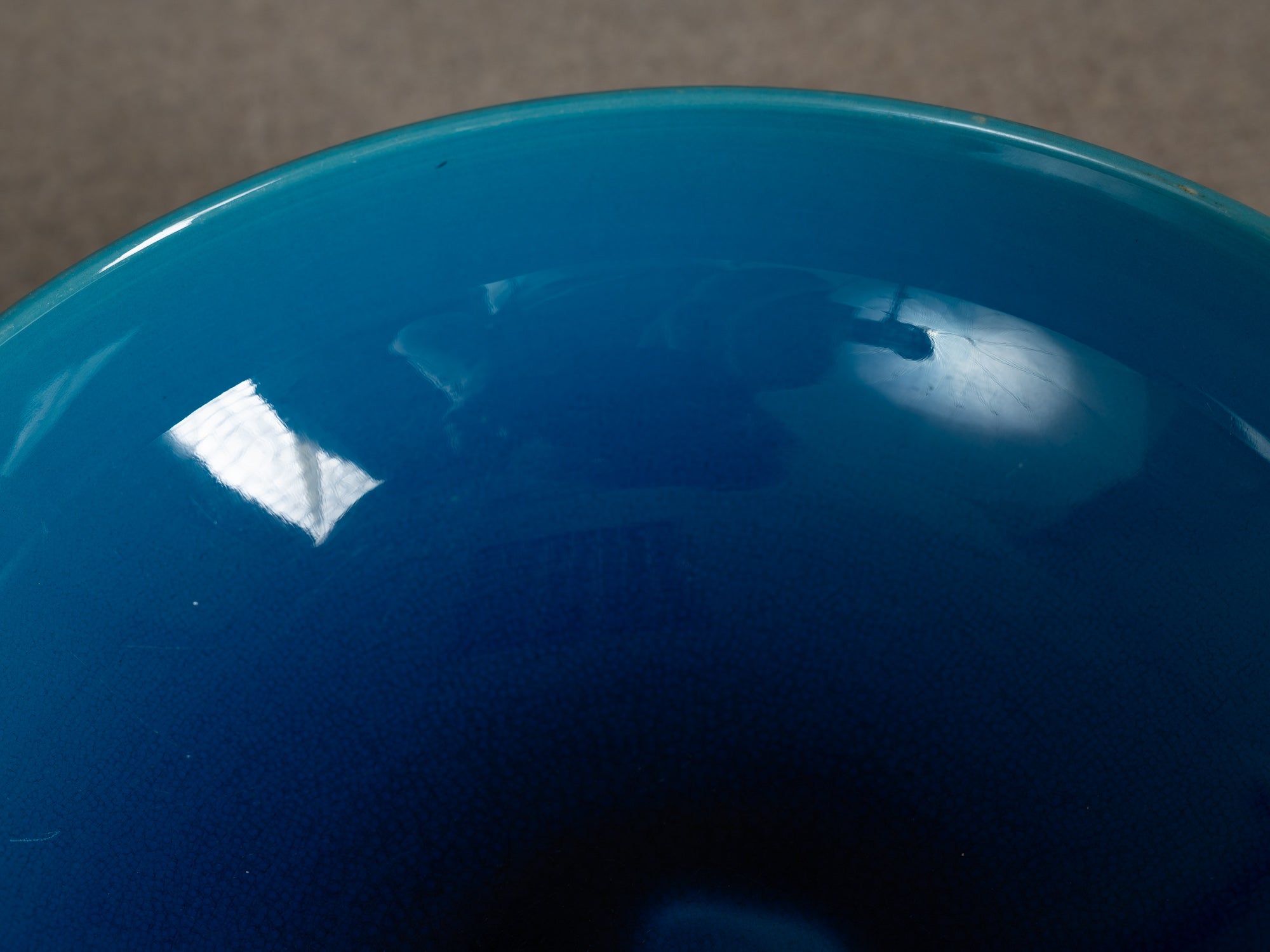 Rare coupe circulaire par Carl‑Harry Stålhane & Signe Persson‑Melin pour Rörstrand, Suède (vers 1955)..Rare circular ceramic bowl by Carl‑Harry Stålhane & Signe Persson‑Melin for Rörstrand, Sweden (circa 1955)