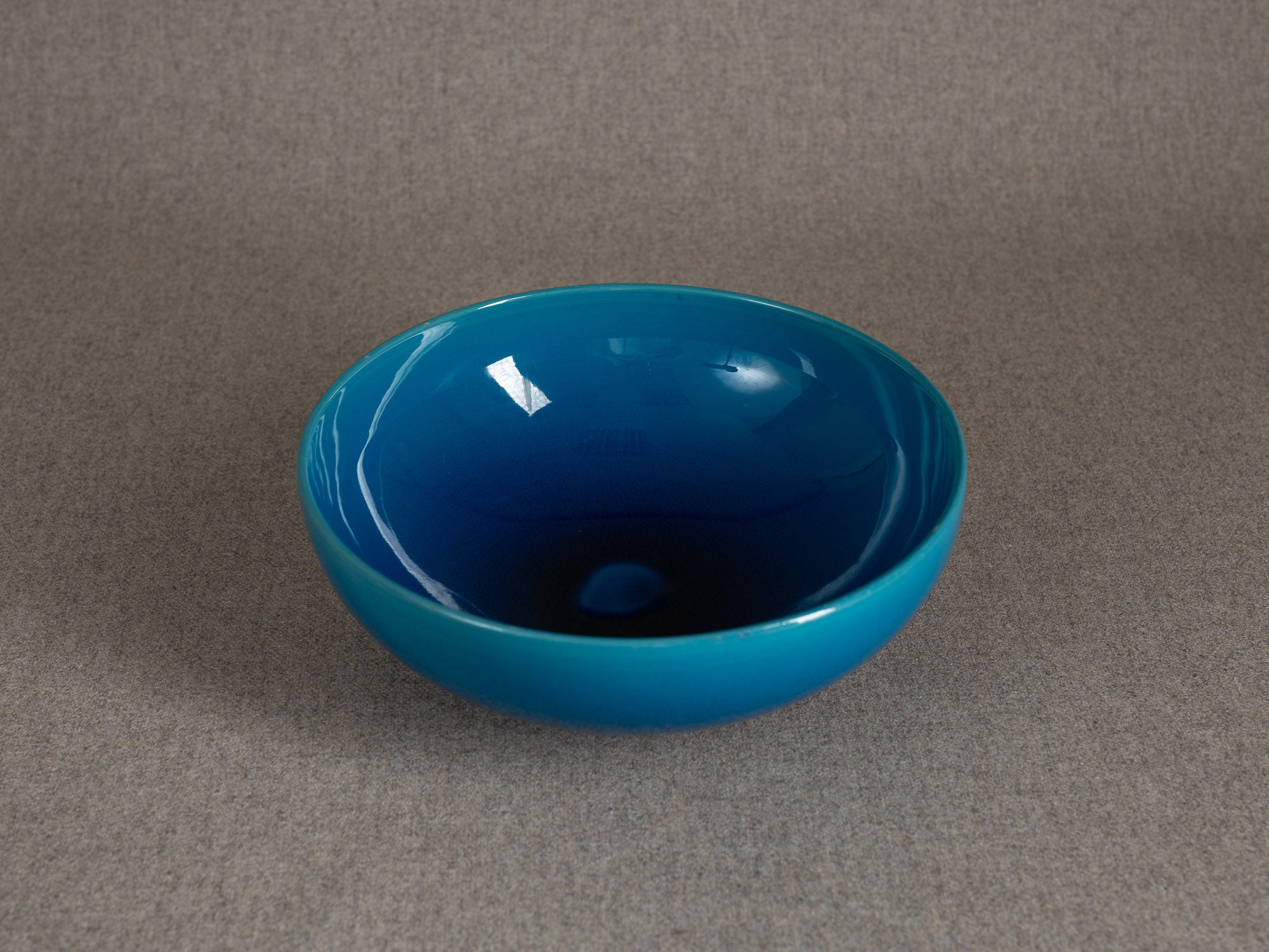 Rare coupe circulaire par Carl‑Harry Stålhane & Signe Persson‑Melin pour Rörstrand, Suède (vers 1955)..Rare circular ceramic bowl by Carl‑Harry Stålhane & Signe Persson‑Melin for Rörstrand, Sweden (circa 1955)